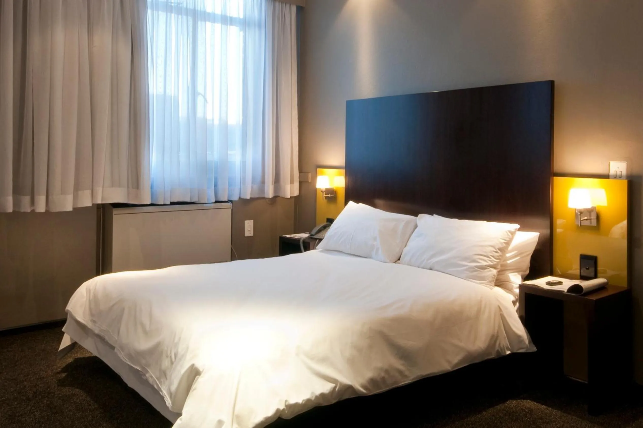 Shower, Bed in Manhattan Hotel