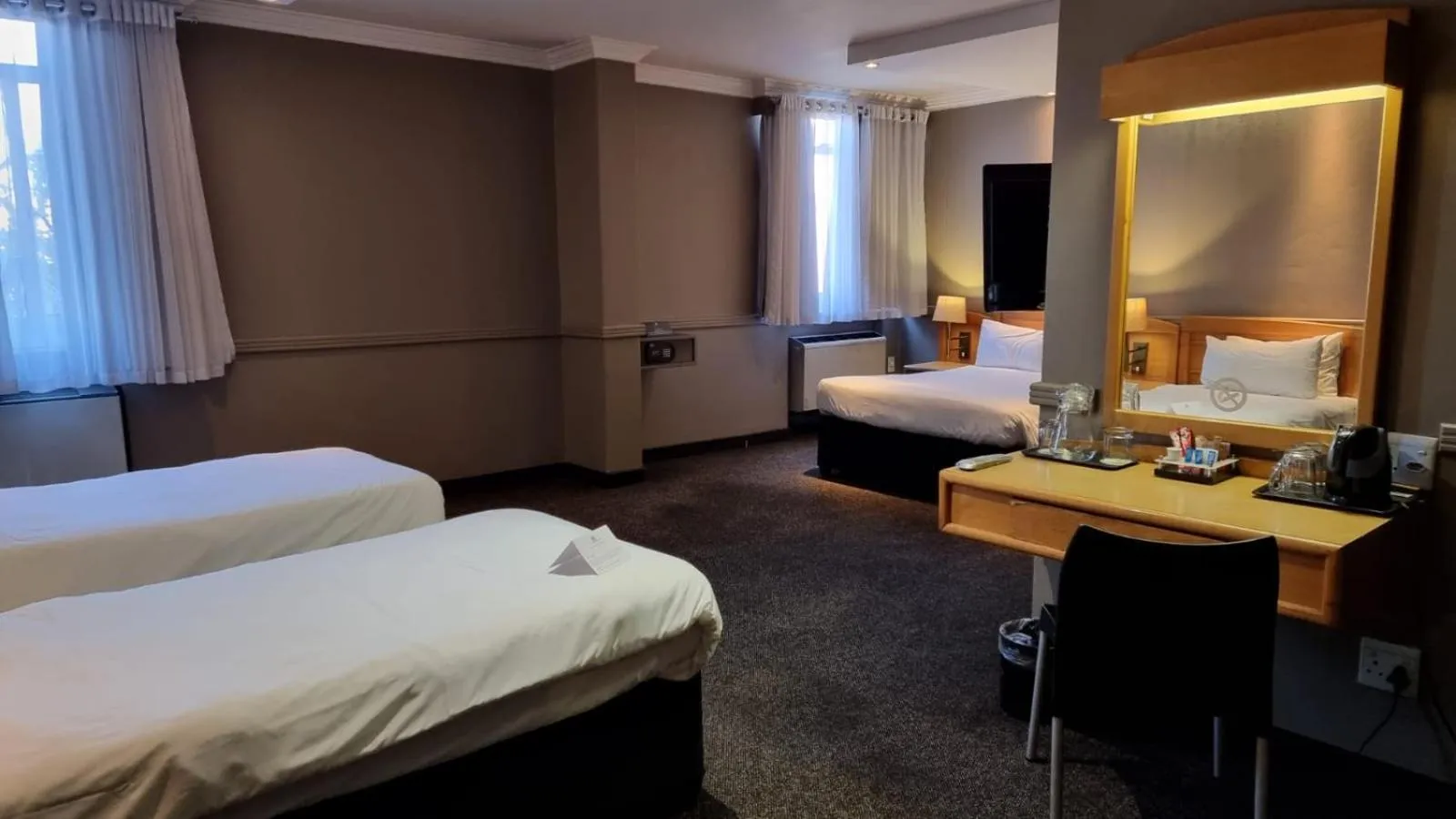 Photo of the whole room, Bed in Manhattan Hotel