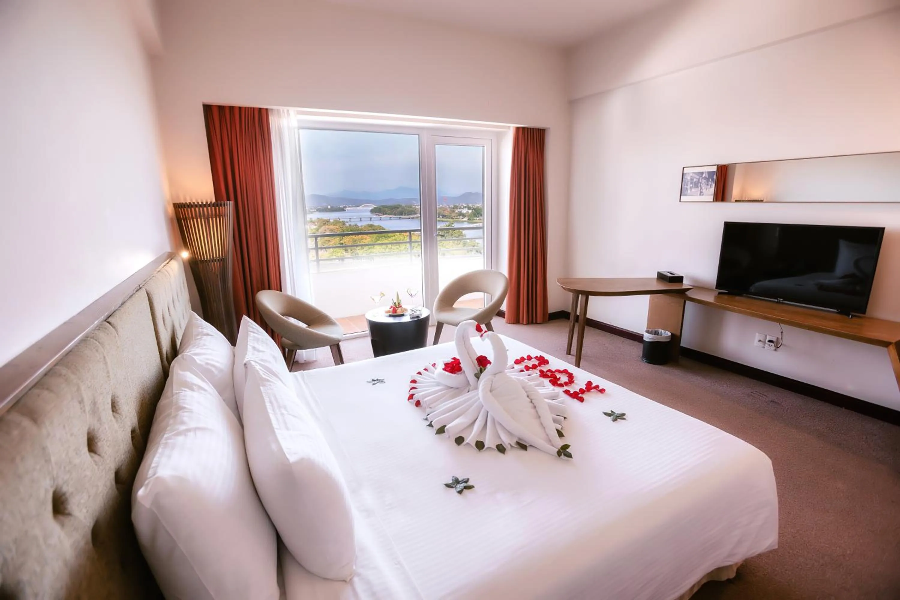 Bed in Muong Thanh Holiday Hue Hotel