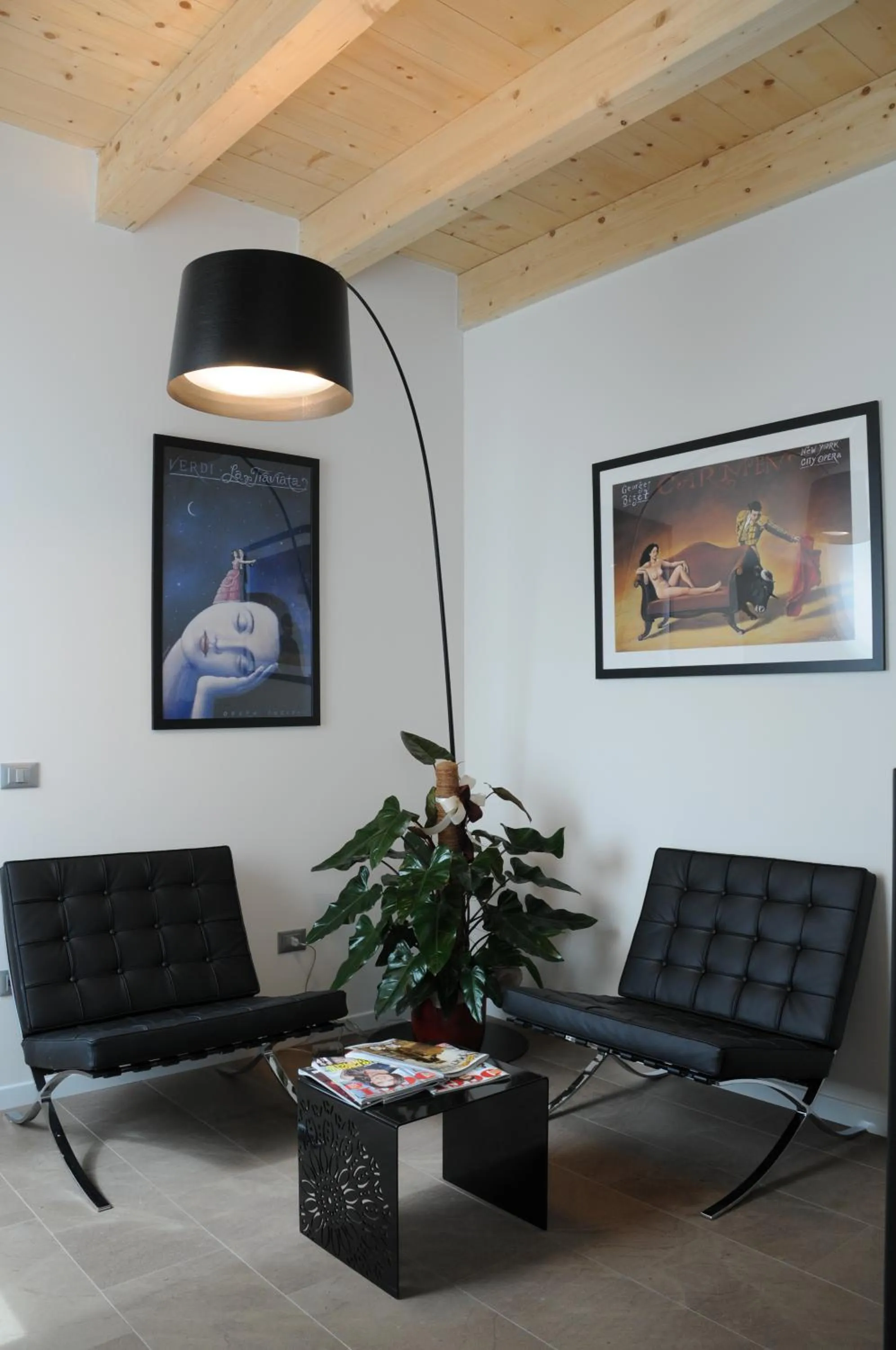 Communal lounge/ TV room in Hotel Operà