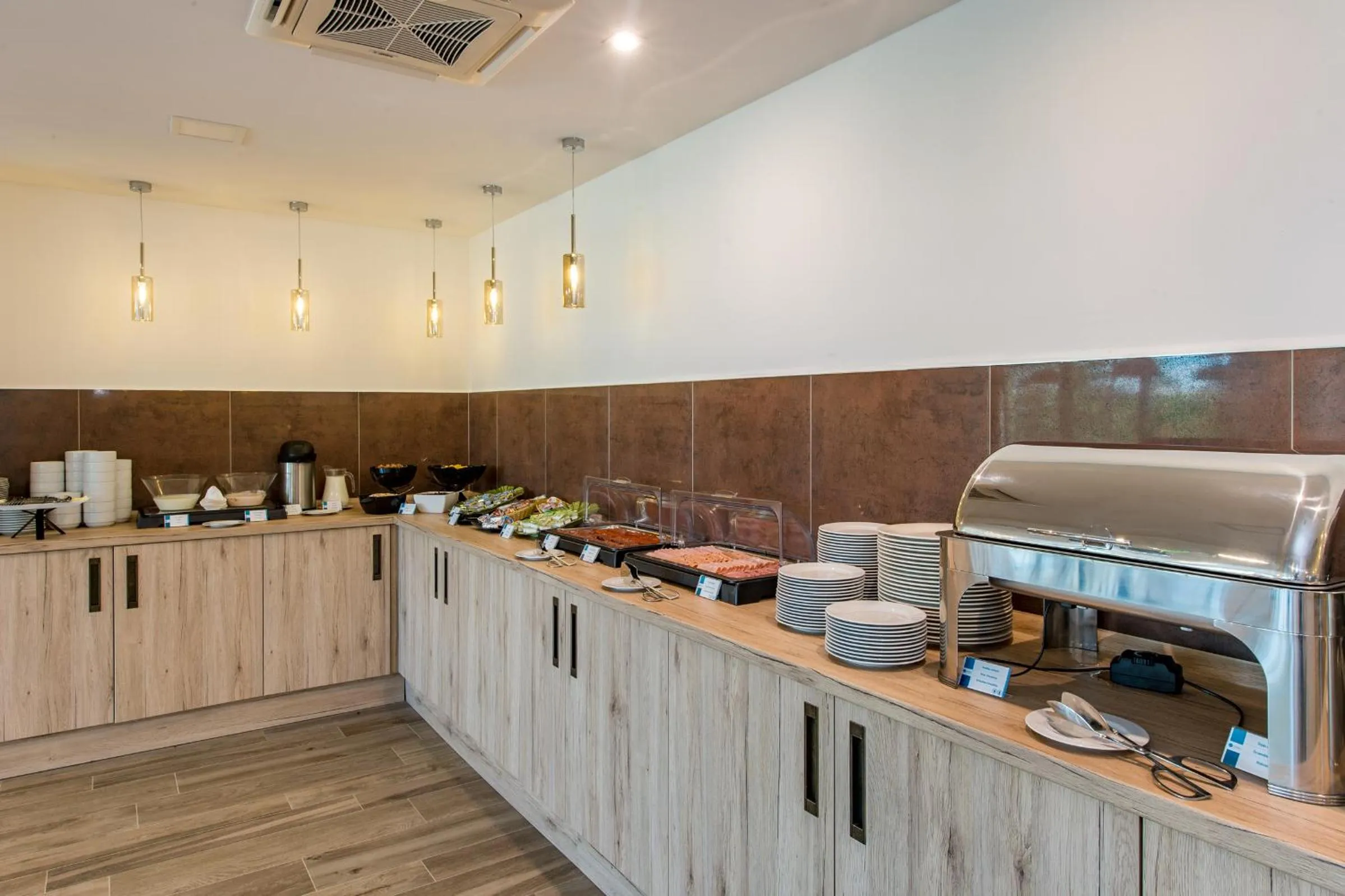 Restaurant/places to eat in Akadémia Hotel