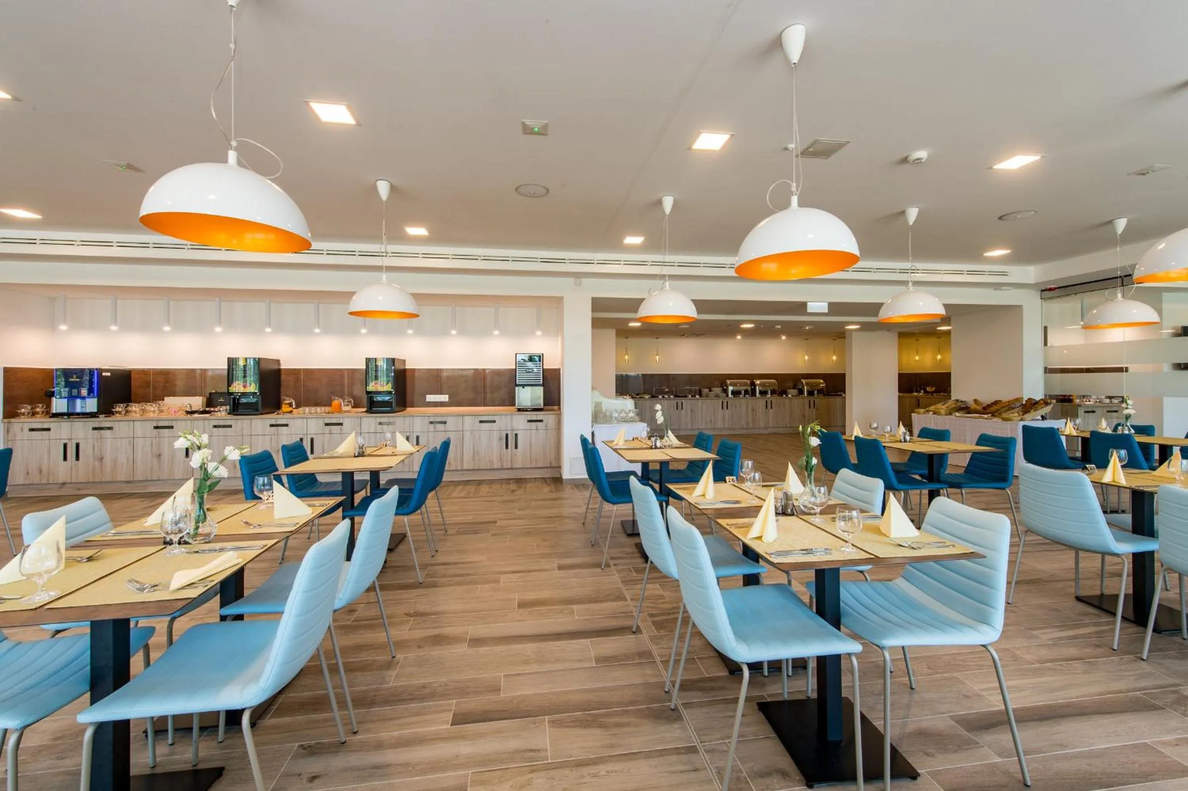 Restaurant/places to eat in Akadémia Hotel