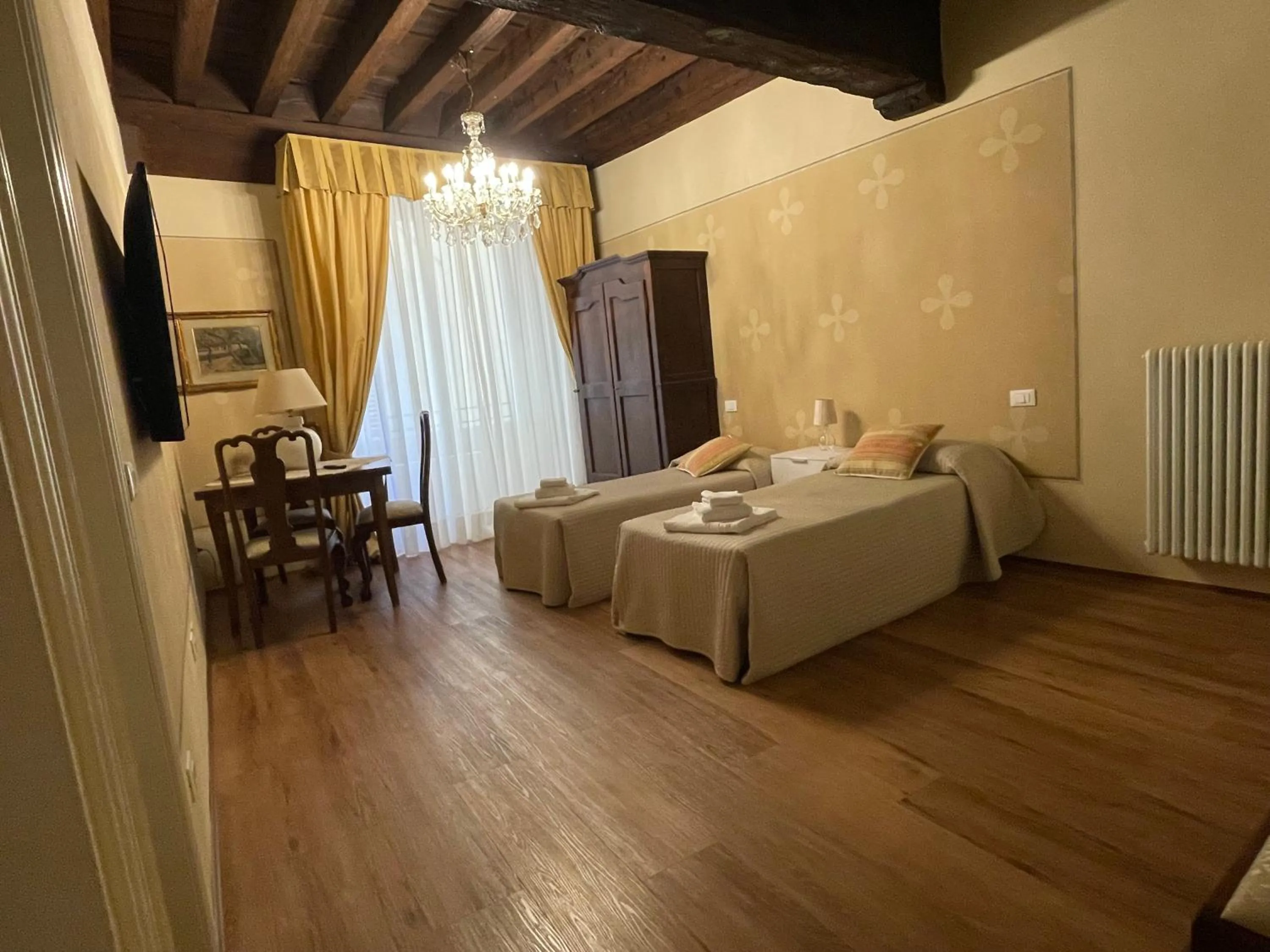 Seating area, Bed in La Bohème