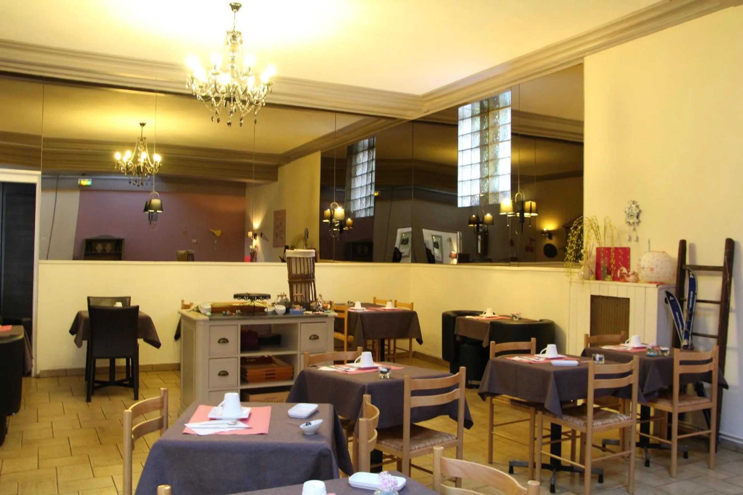 Restaurant/places to eat in Hotel Le Colibri