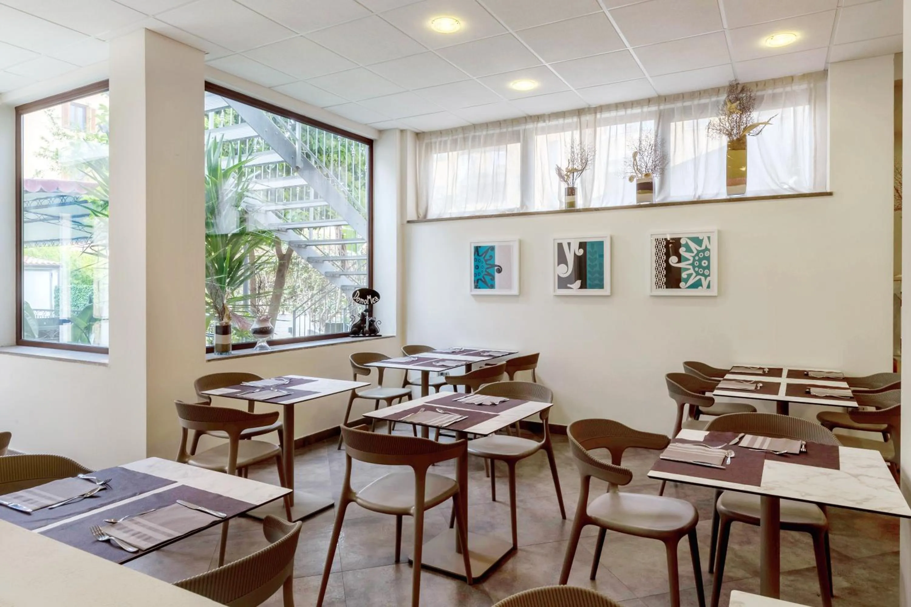 Restaurant/places to eat in Hotel Domomea