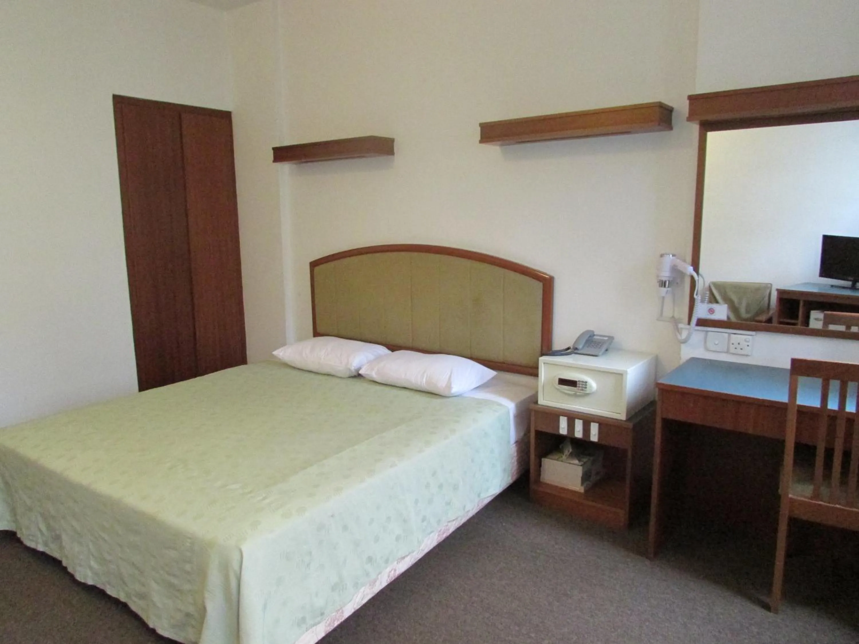 Photo of the whole room, Bed in Hotel Supreme