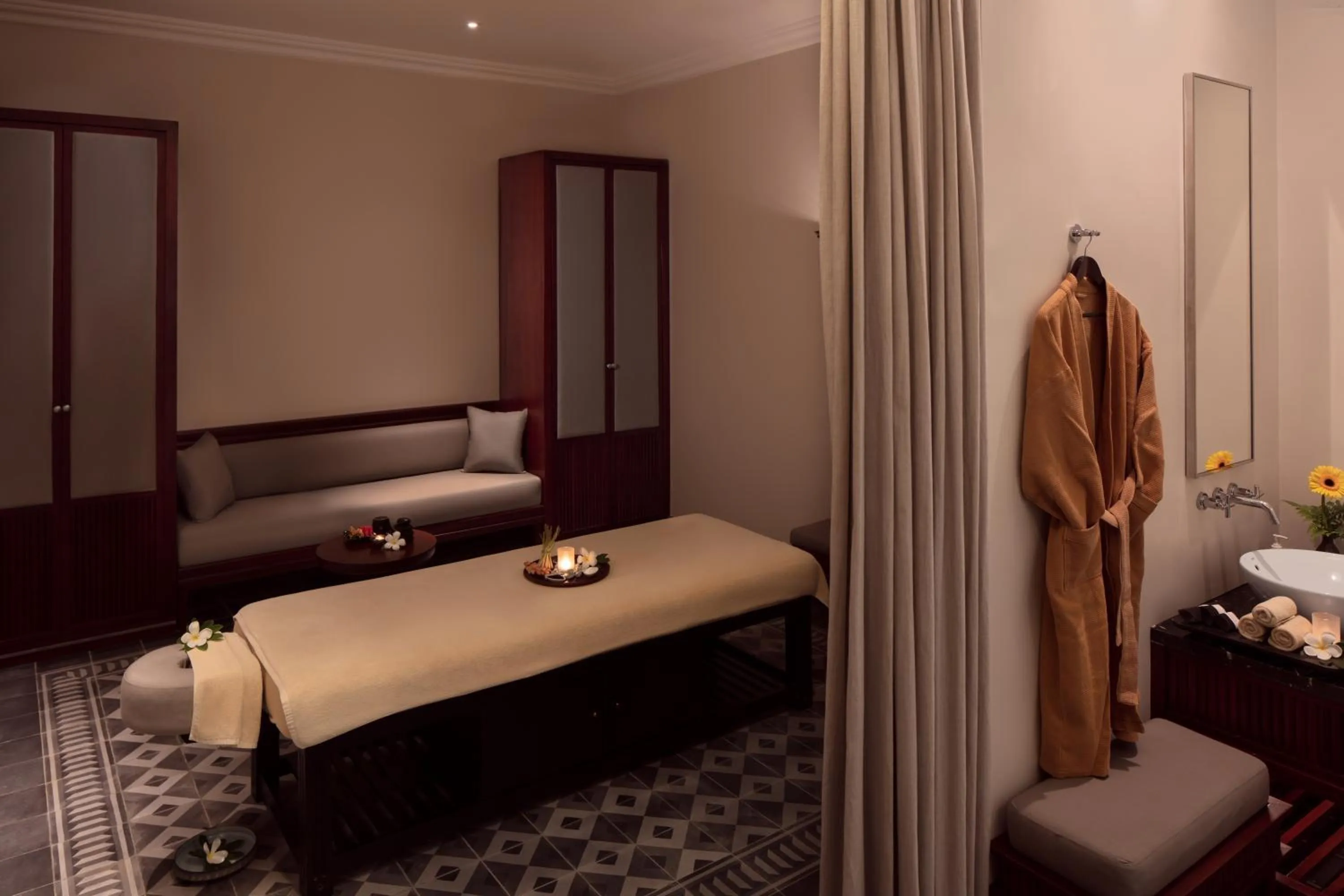 Massage, Bed in Azerai La Residence, Hue