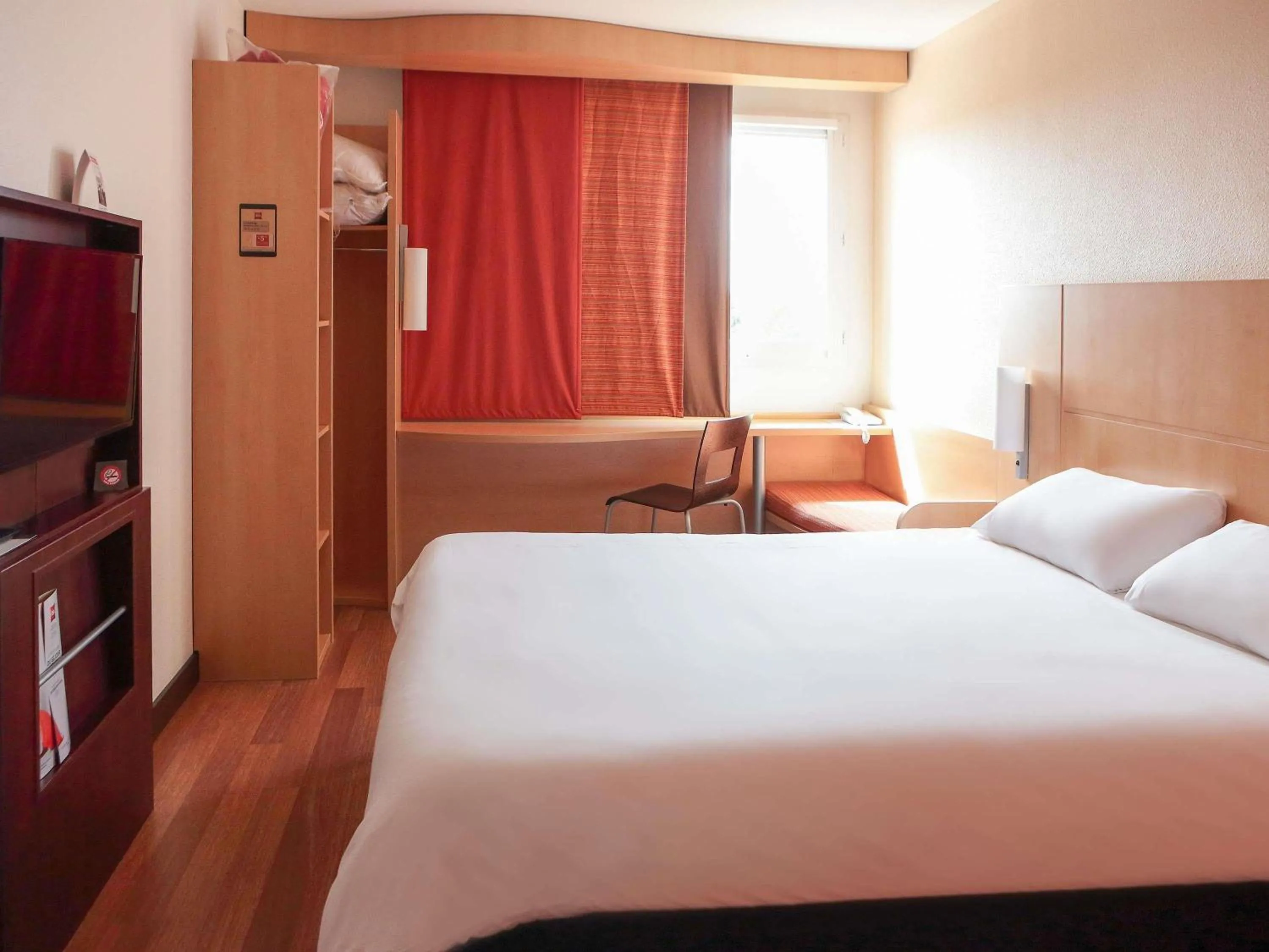 Bedroom, Bed in ibis Albert Pays de Somme