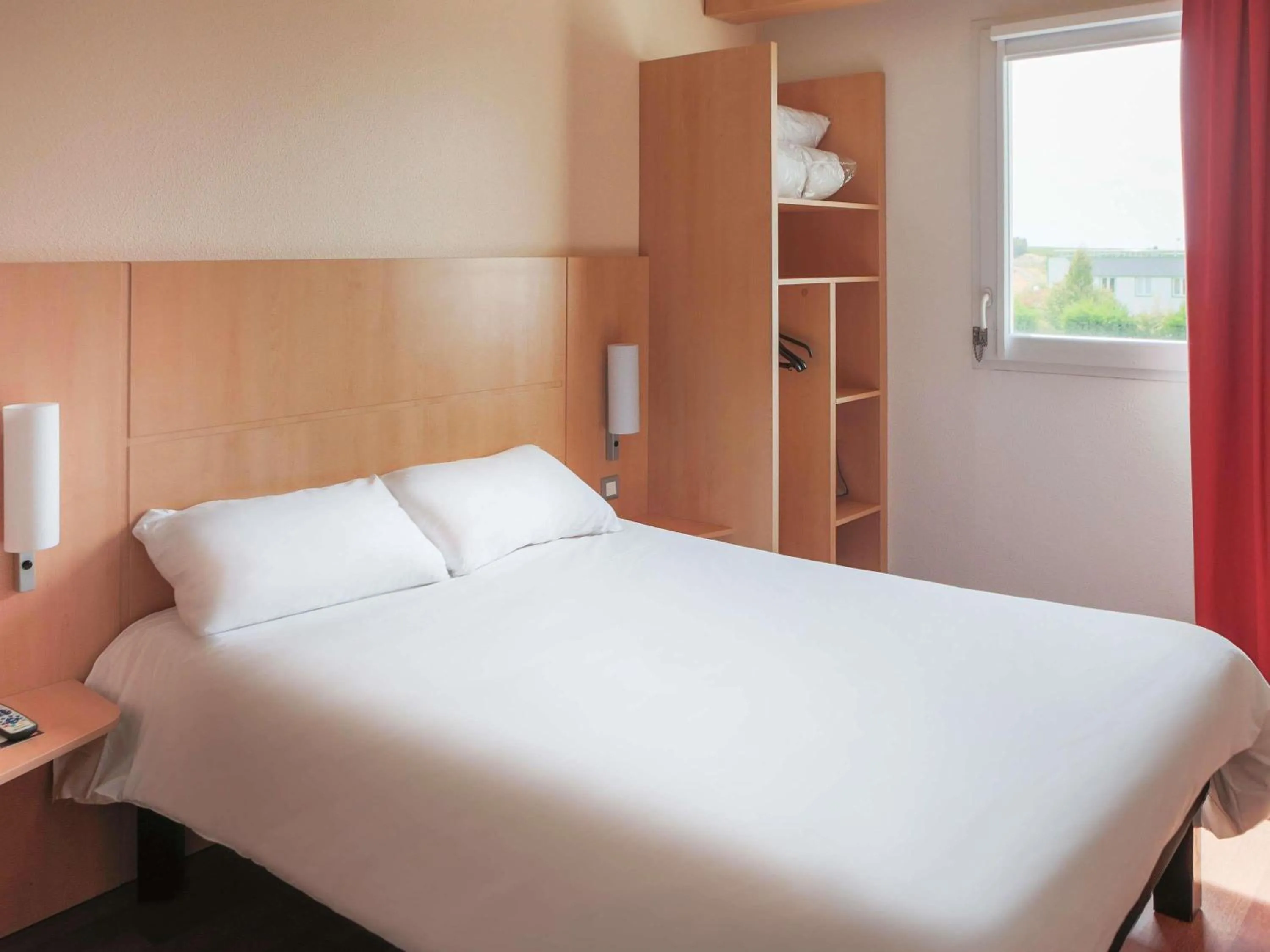 Bedroom, Bed in ibis Albert Pays de Somme