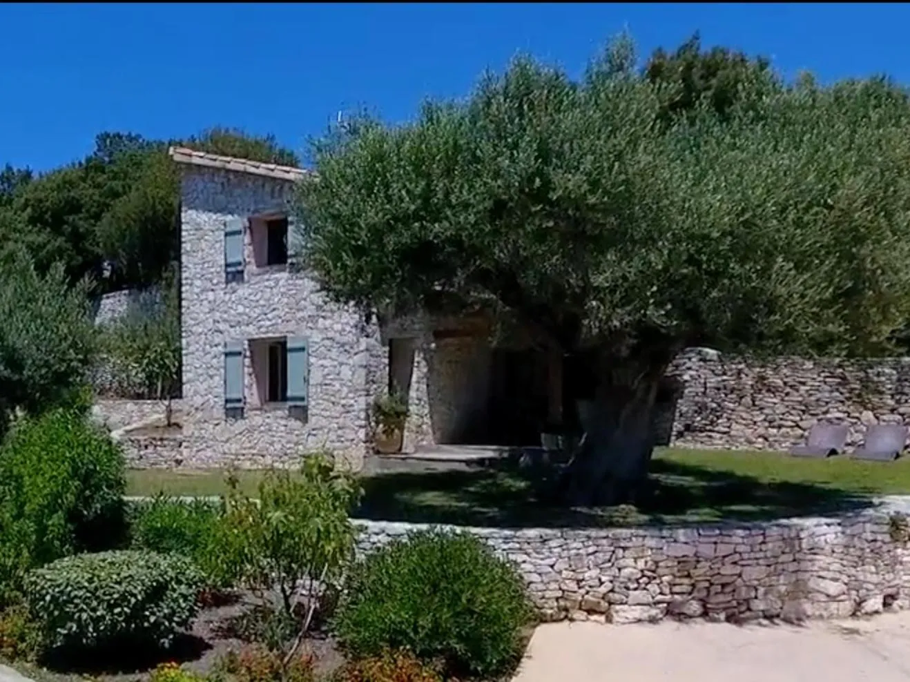 Property building in Villa Sanchez