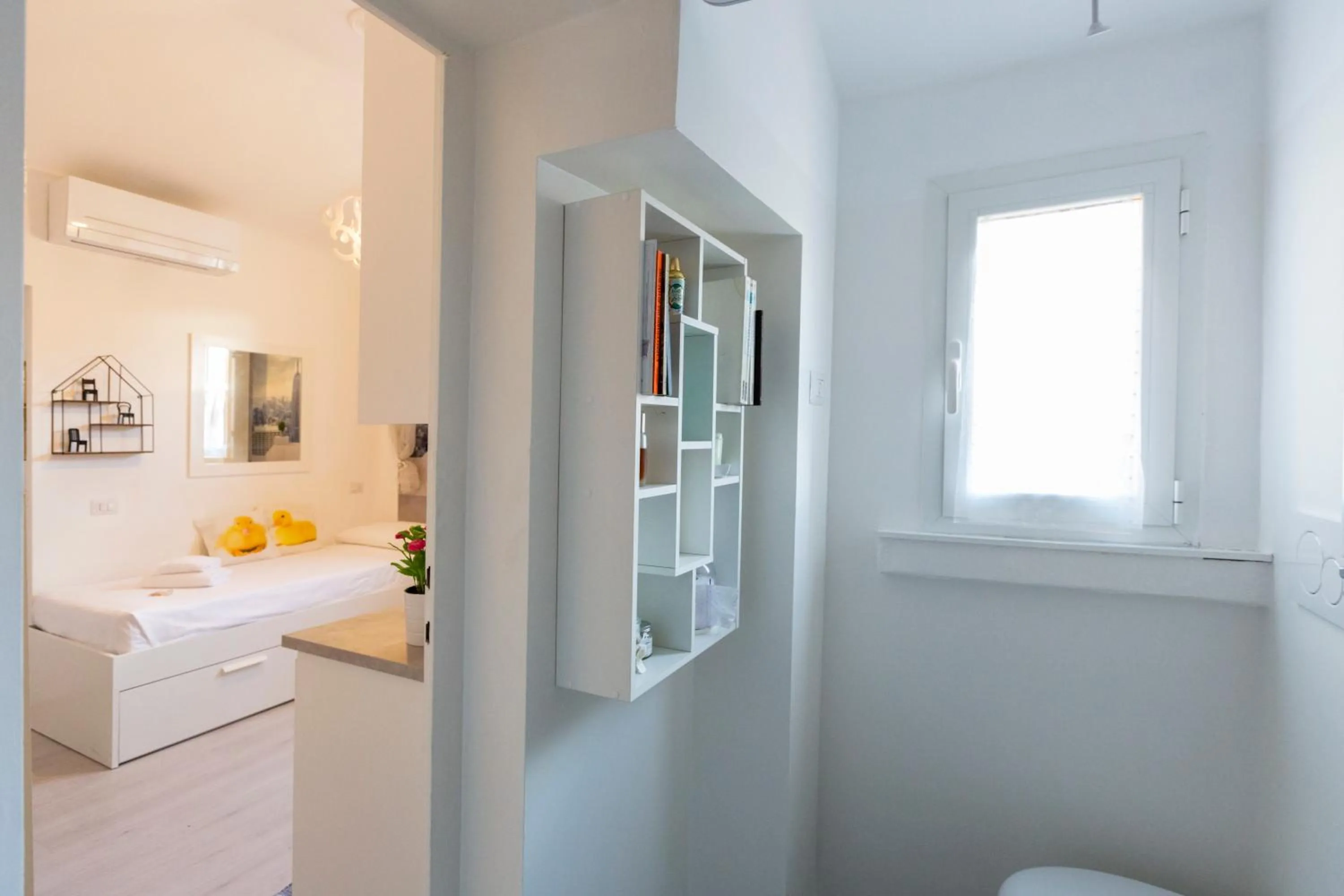 Bathroom, Bed in Commenda White Studio