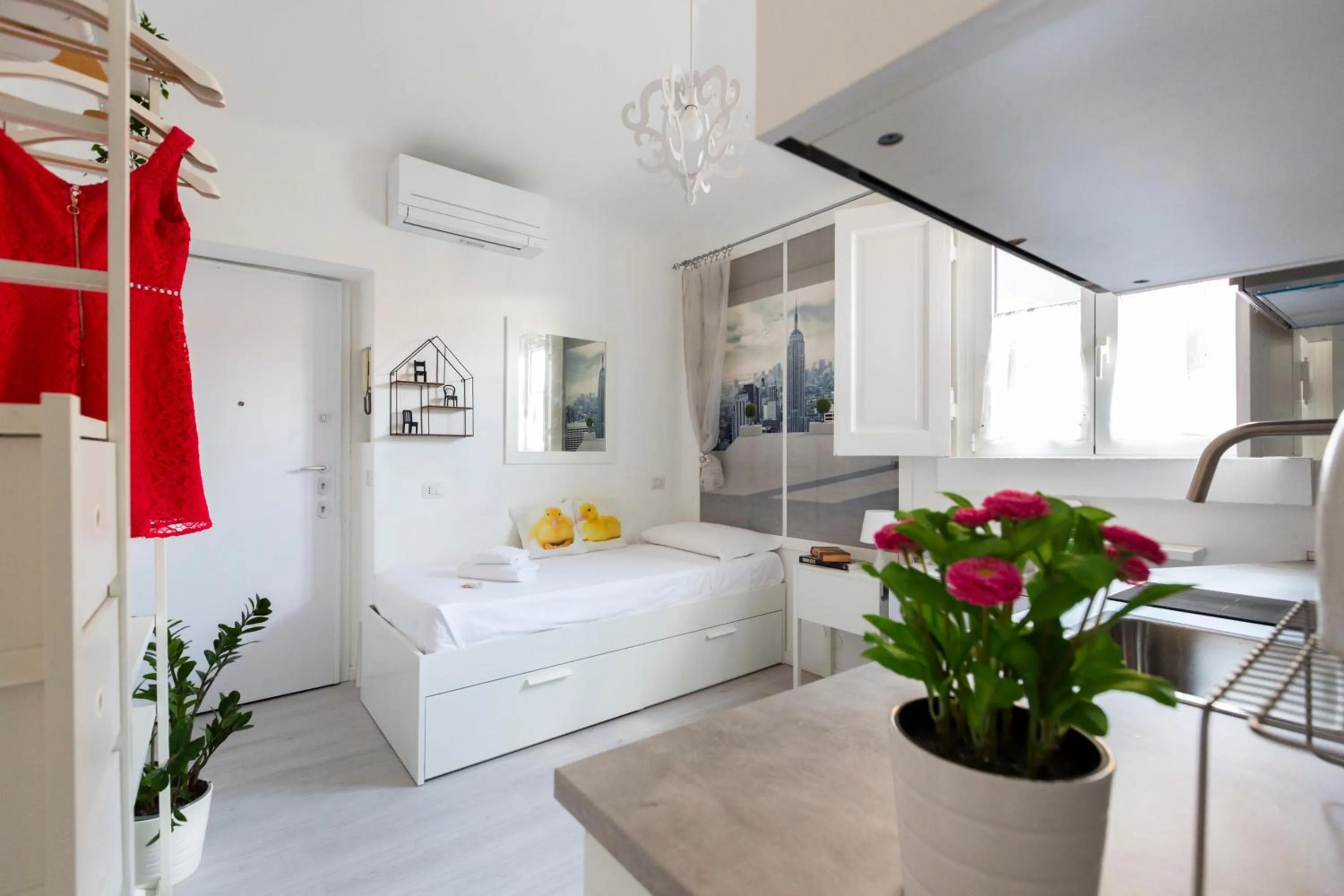 Photo of the whole room, Bed in Commenda White Studio