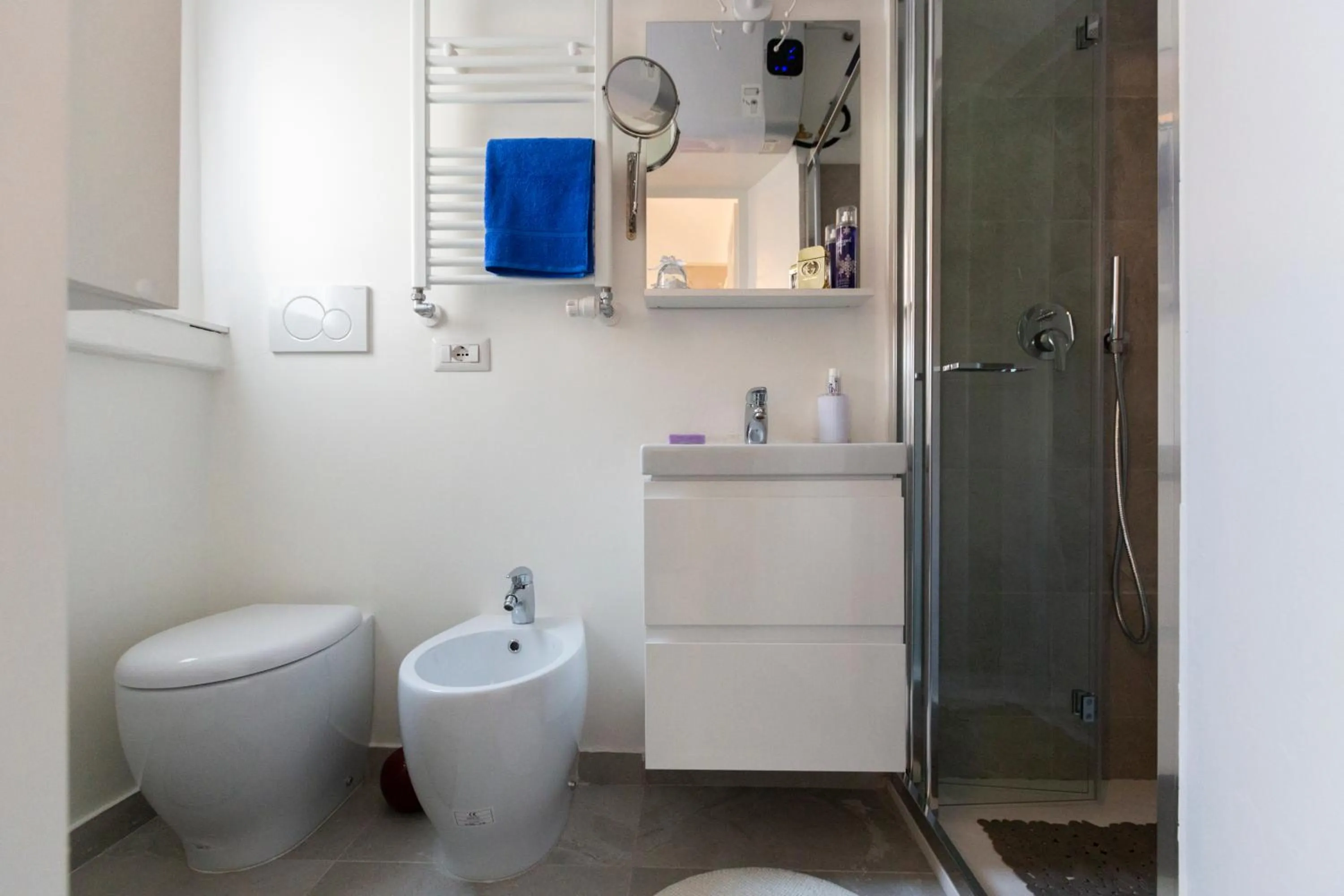 Shower in Commenda White Studio