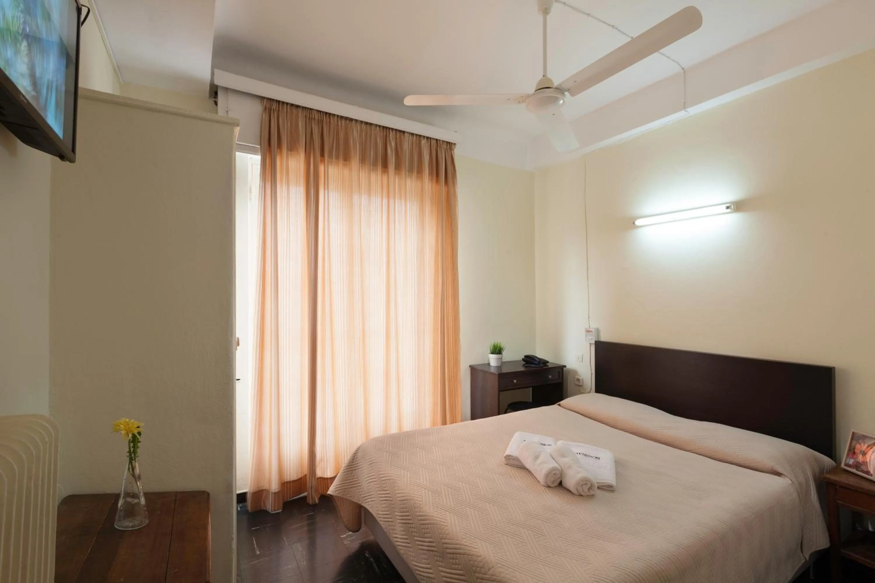 Shower, Bed in Artemision