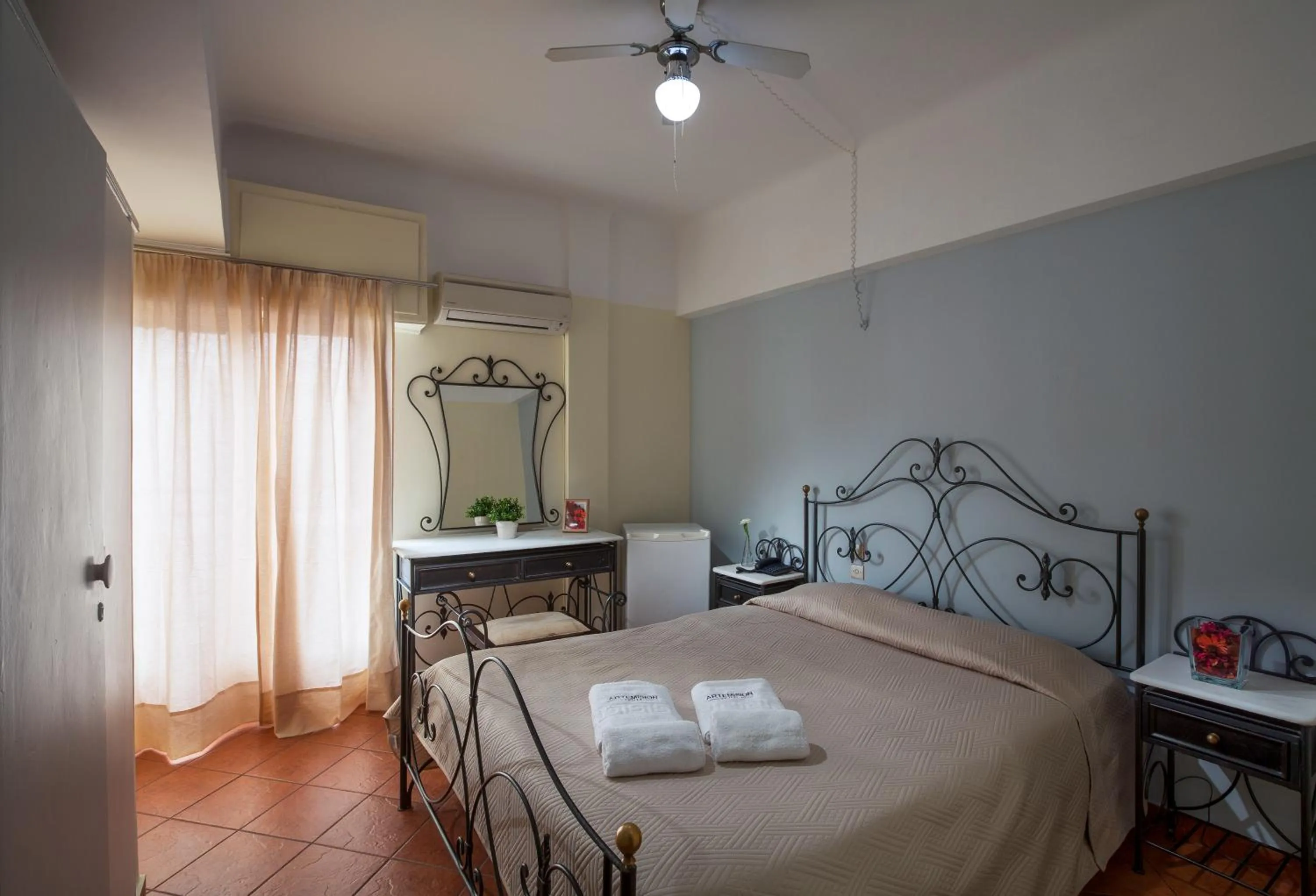 Shower, Bed in Artemision