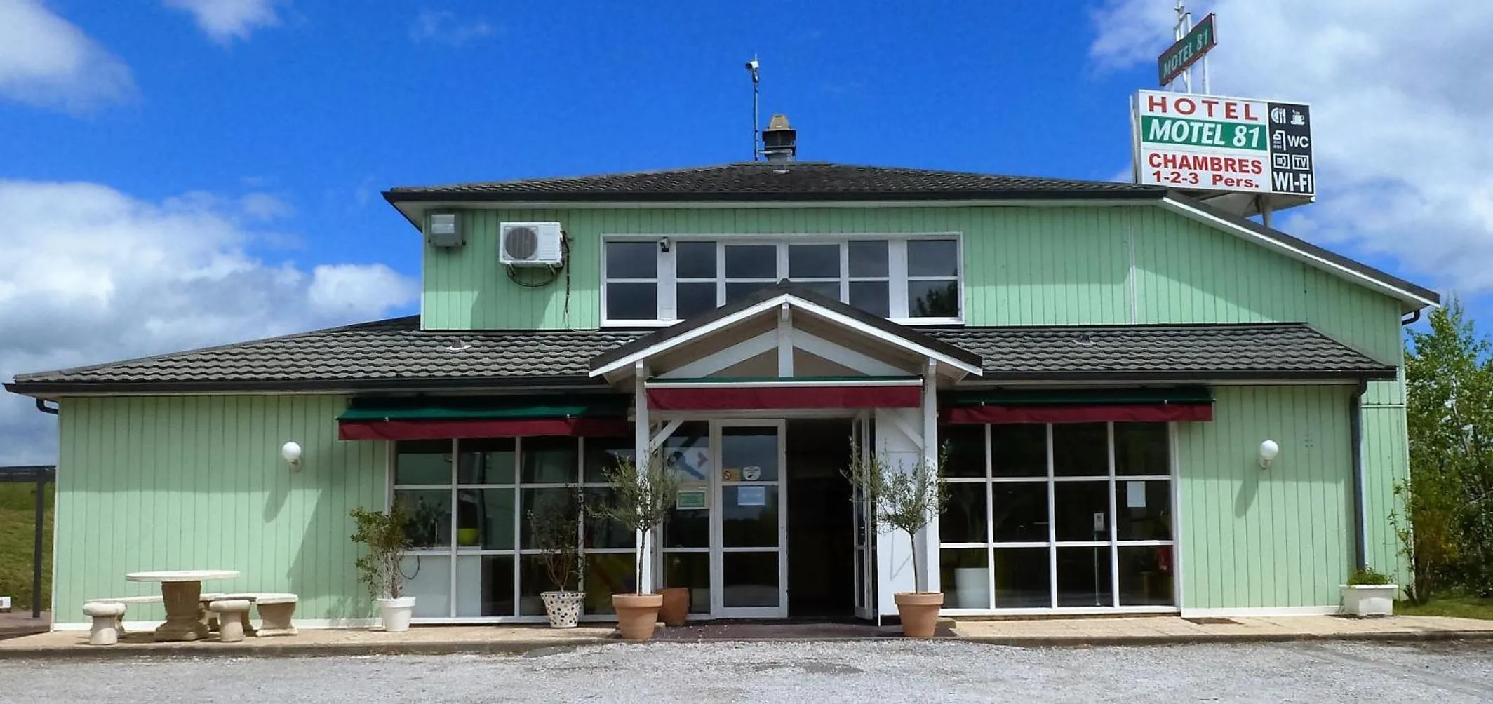 Property building in Le 81 HOTEL