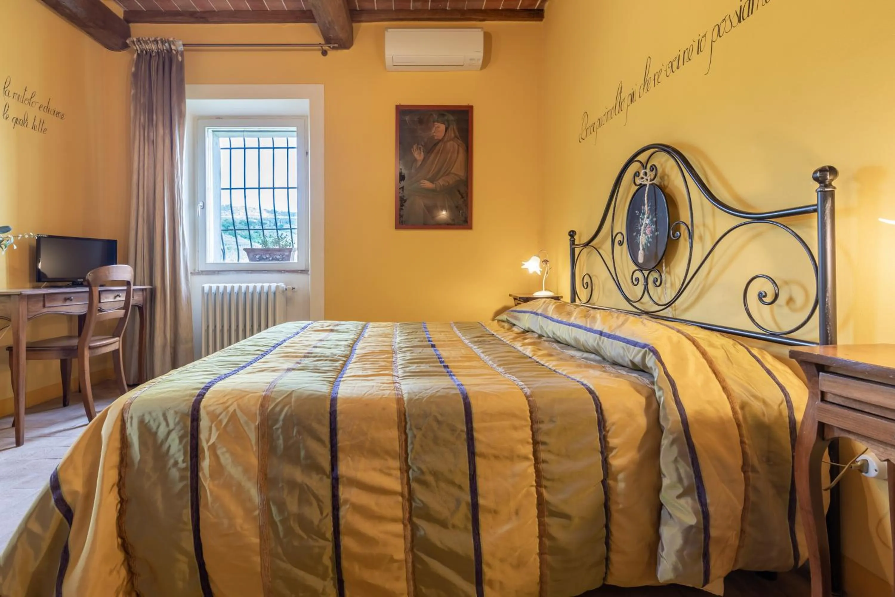 Bedroom, Bed in La Casa Medioevale