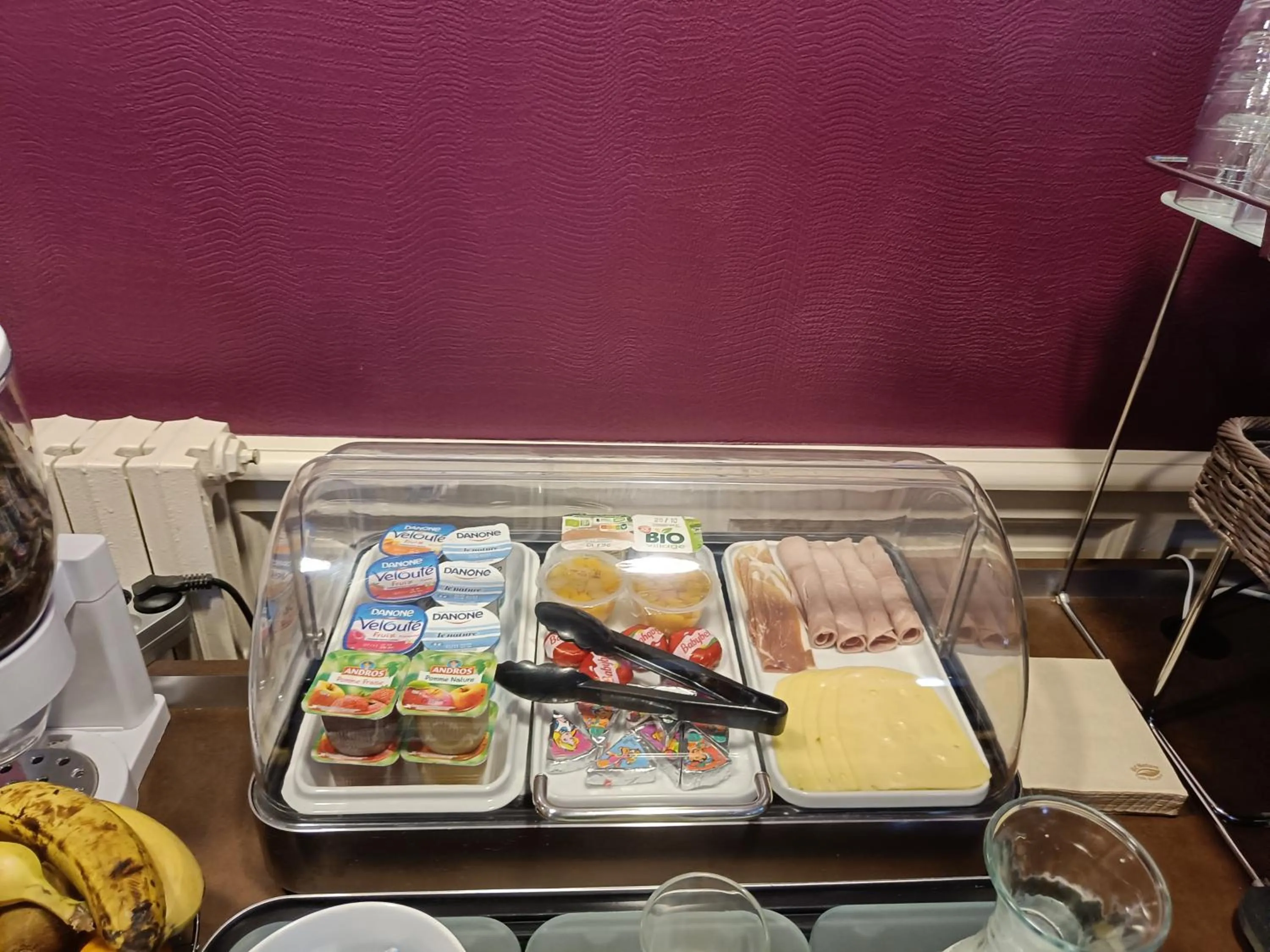 Buffet breakfast in Contact Hôtel du Relais Thouars