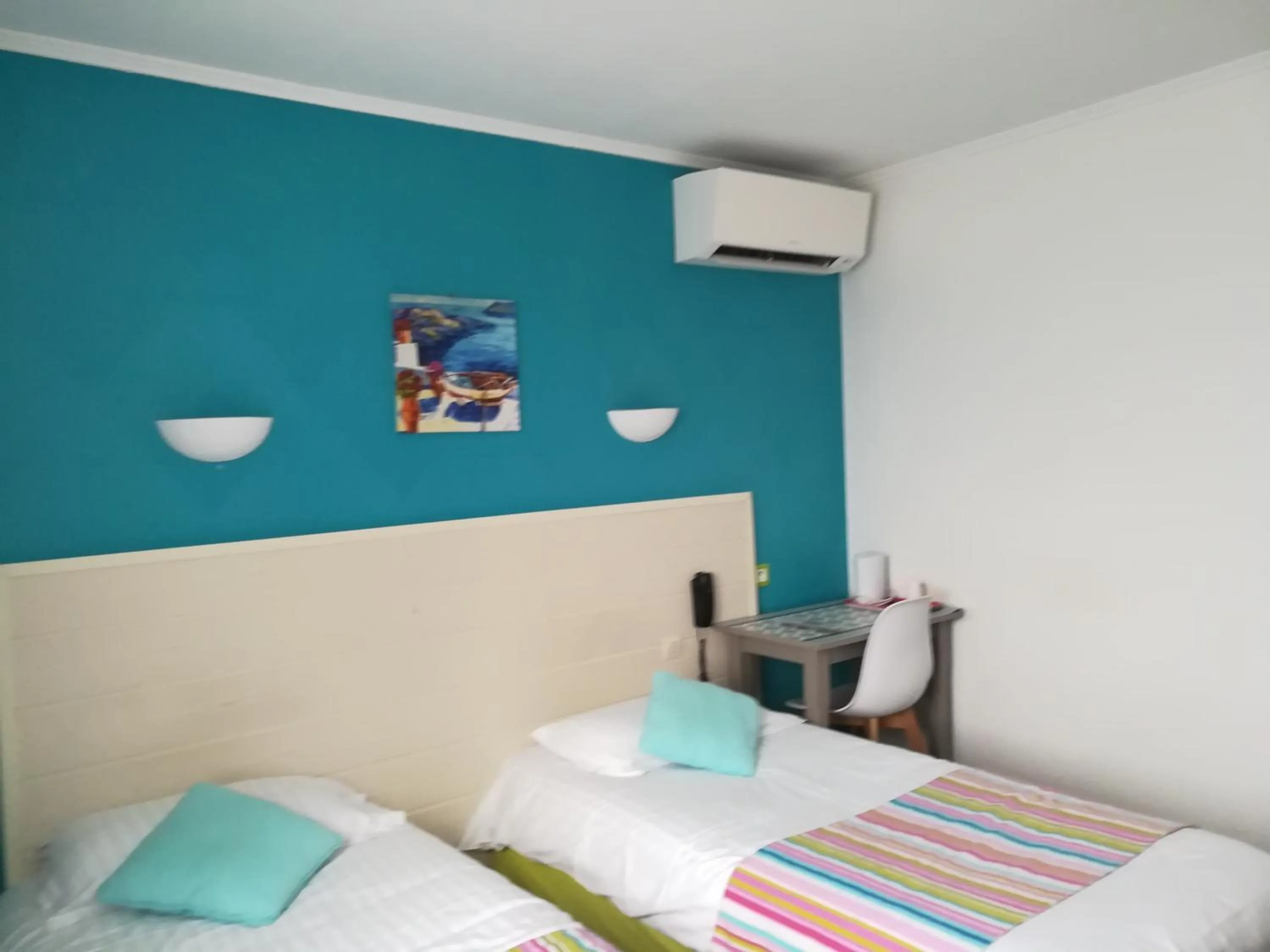 Property building, Bed in Contact Hôtel du Relais Thouars