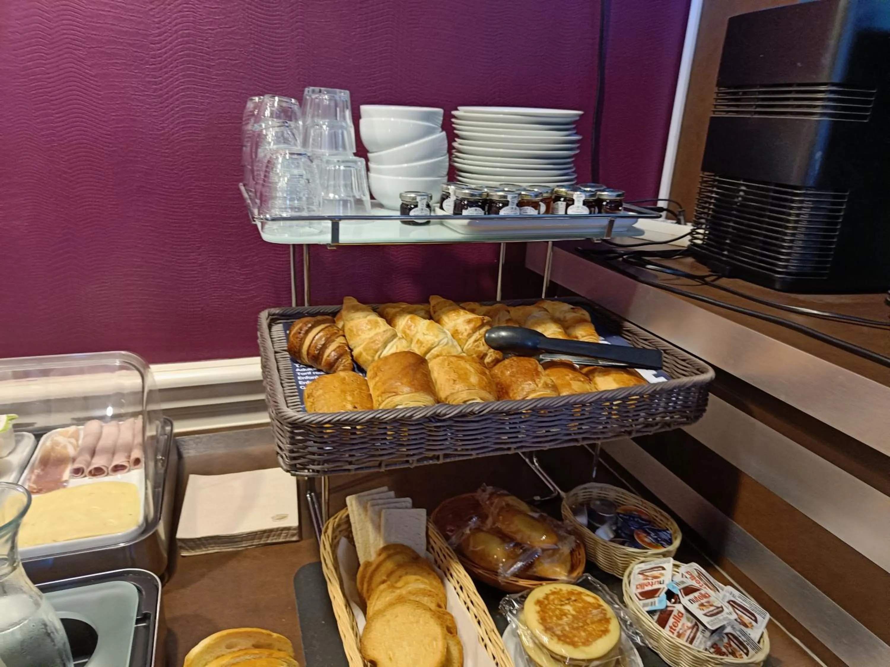 Buffet breakfast in Contact Hôtel du Relais Thouars