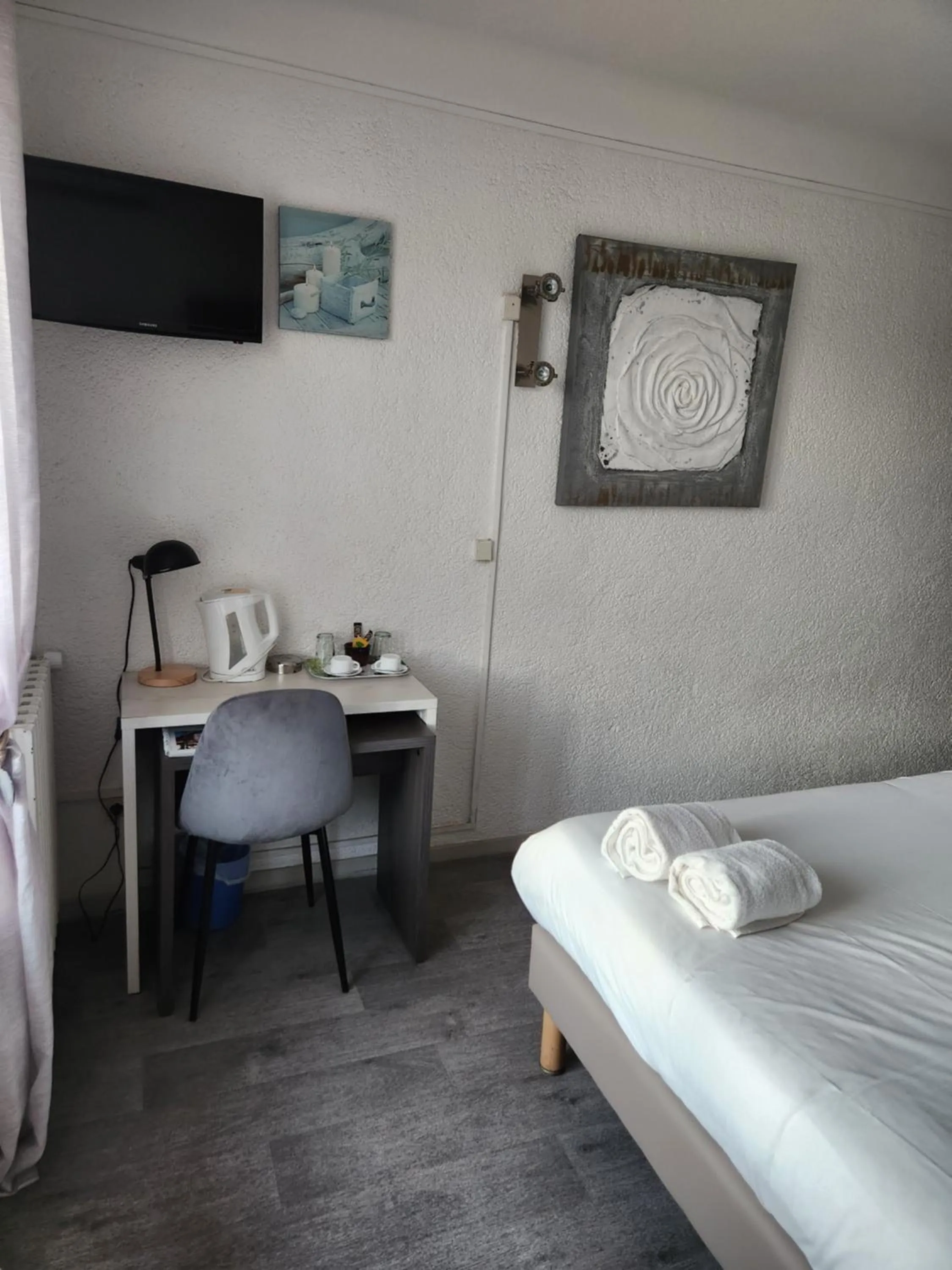 Bed in Logis Hôtel Restaurant les Charmettes