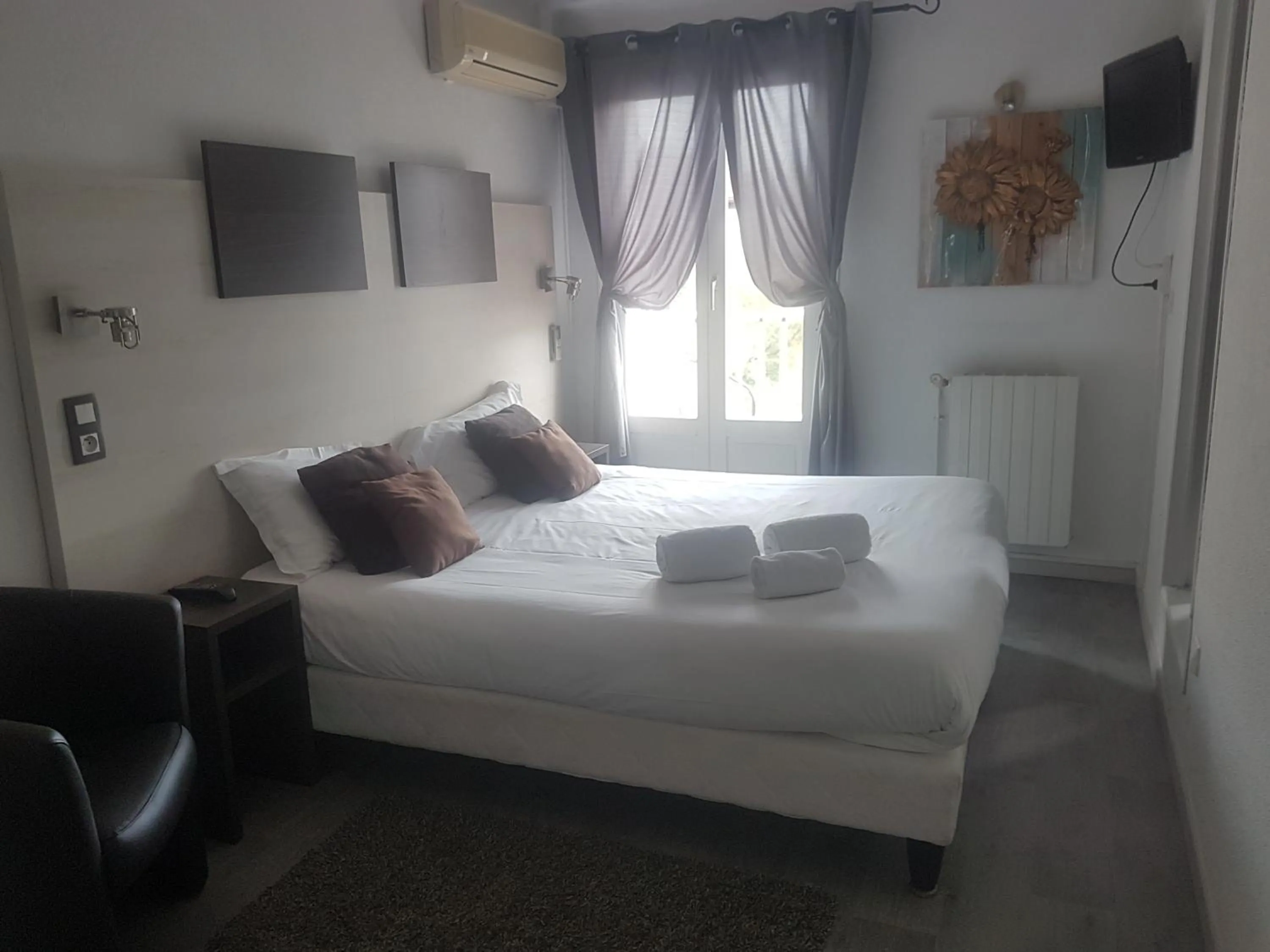 Photo of the whole room, Bed in Logis Hôtel Restaurant les Charmettes