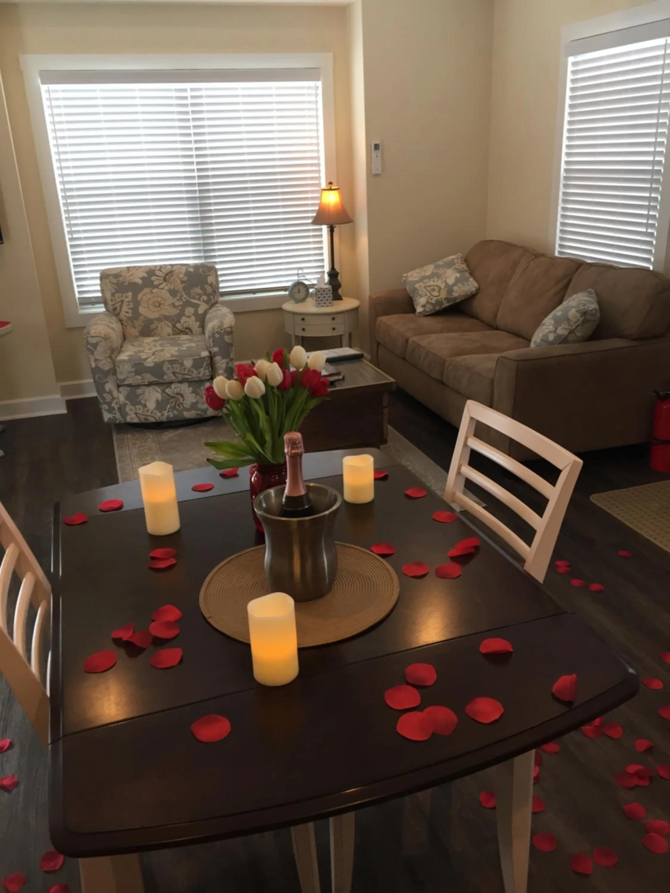 Photo of the whole room in Vineyard Woods