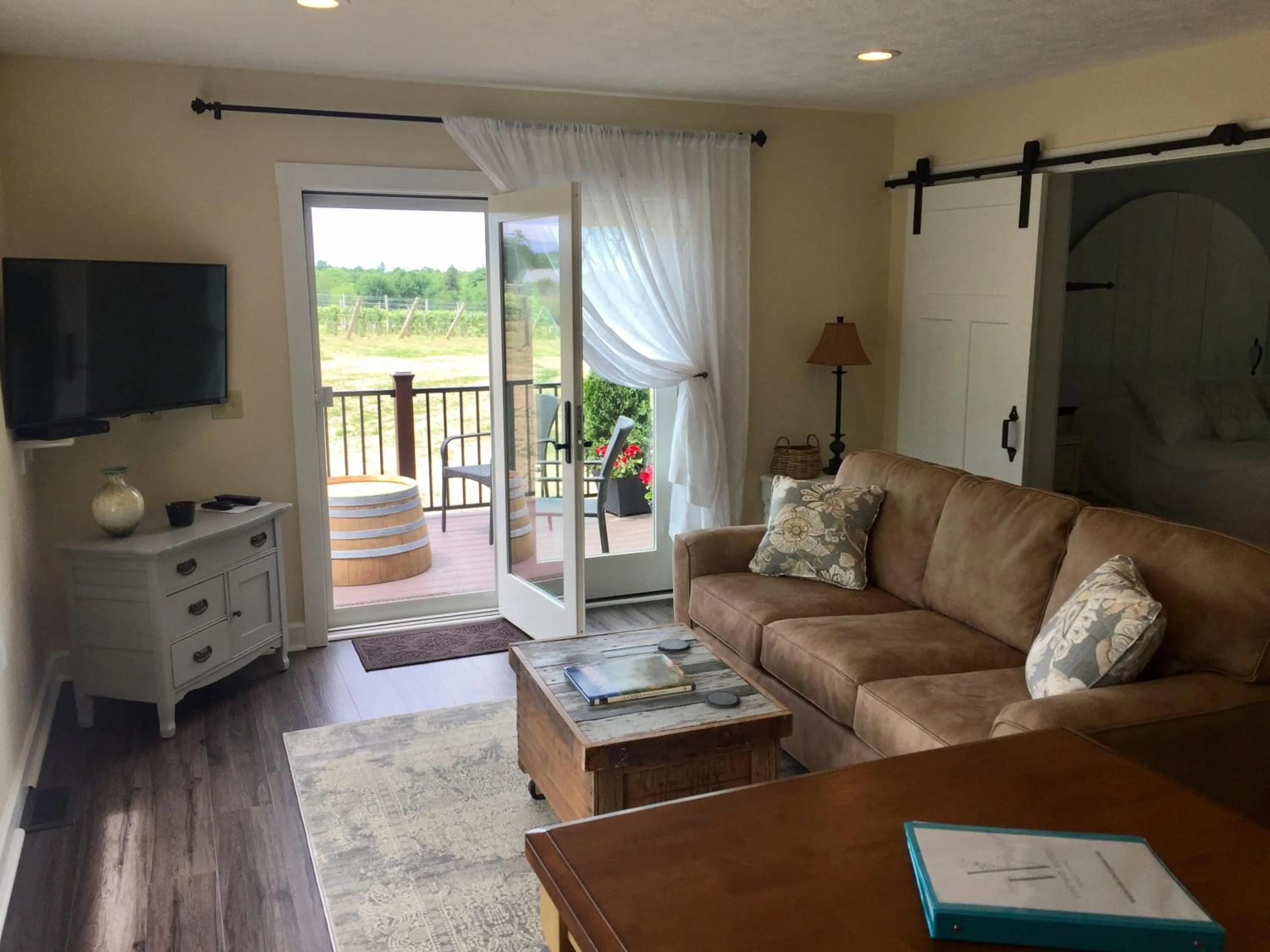 Photo of the whole room in Vineyard Woods