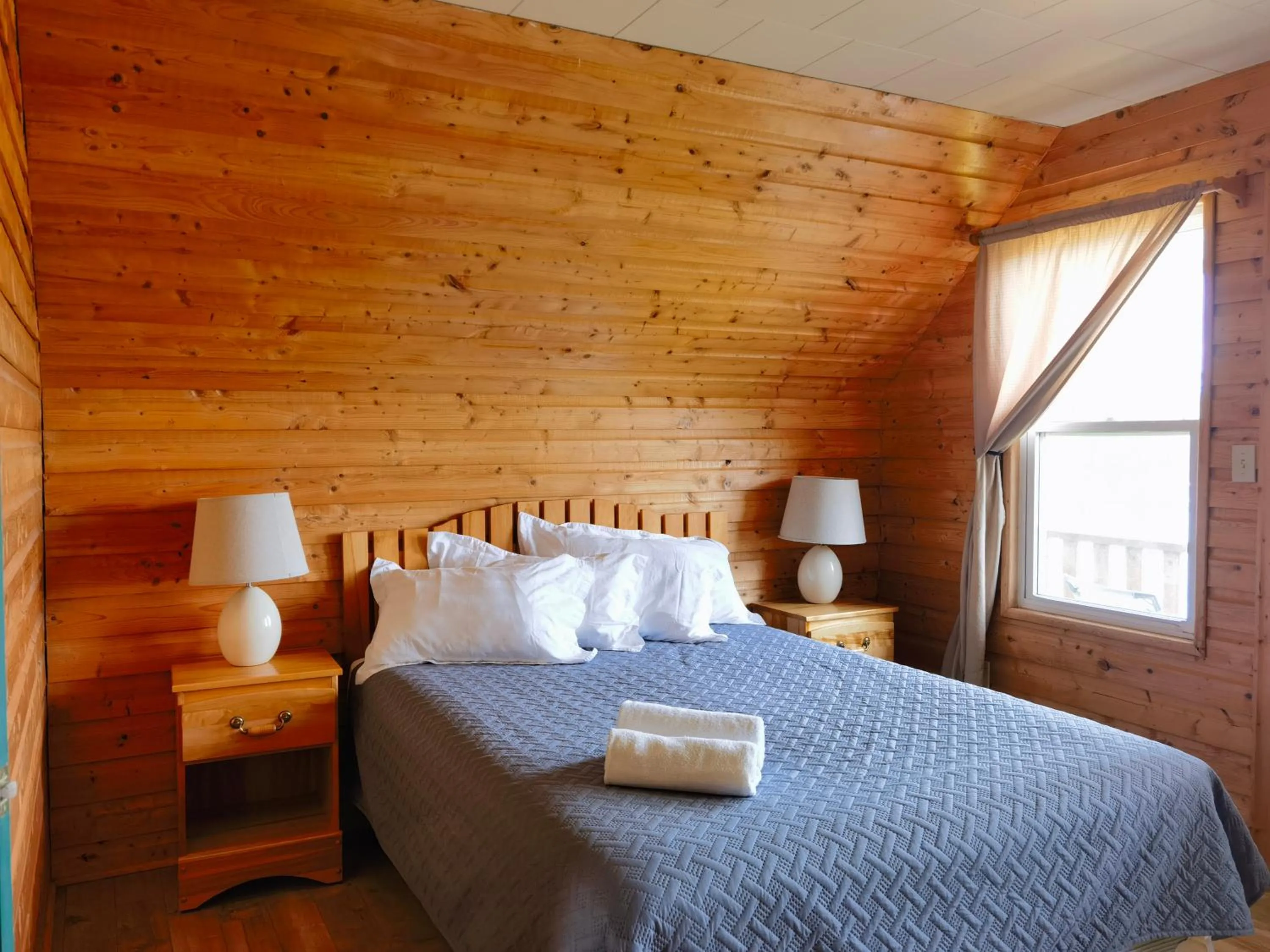 Bed in Cavendish Country Inn & Cottages