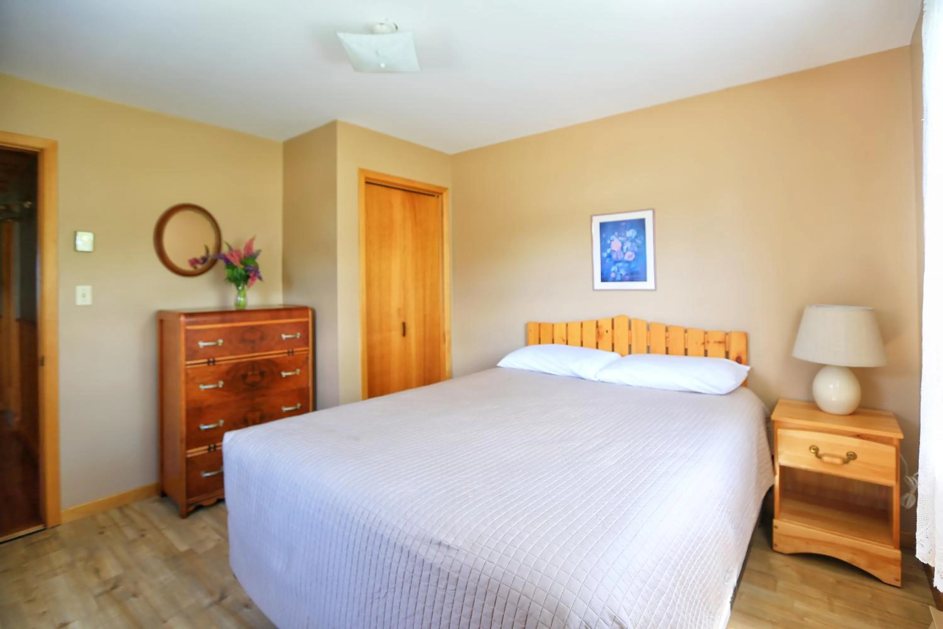 Bed in Cavendish Country Inn & Cottages