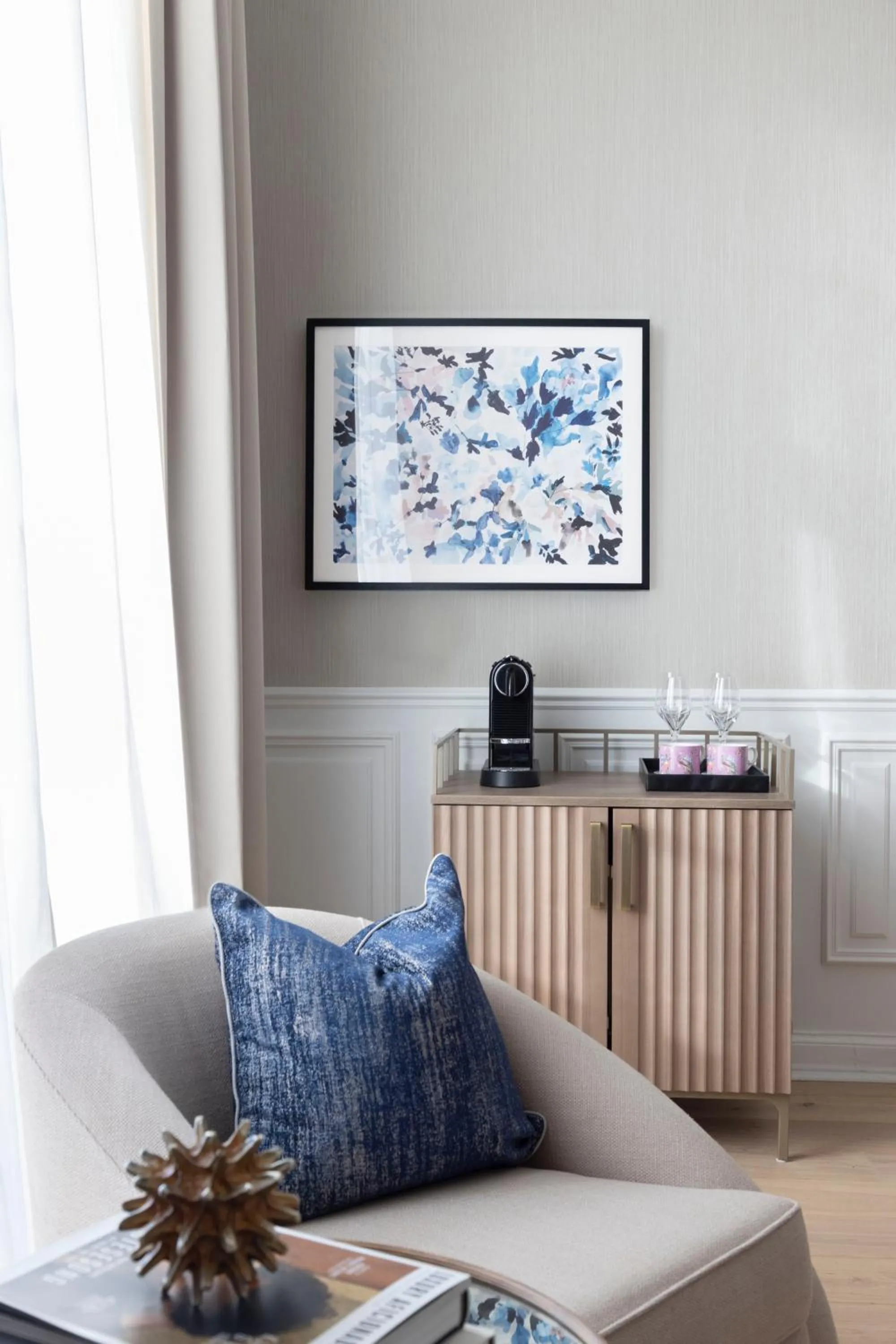 Communal lounge/ TV room in Grand Hotel Oslo