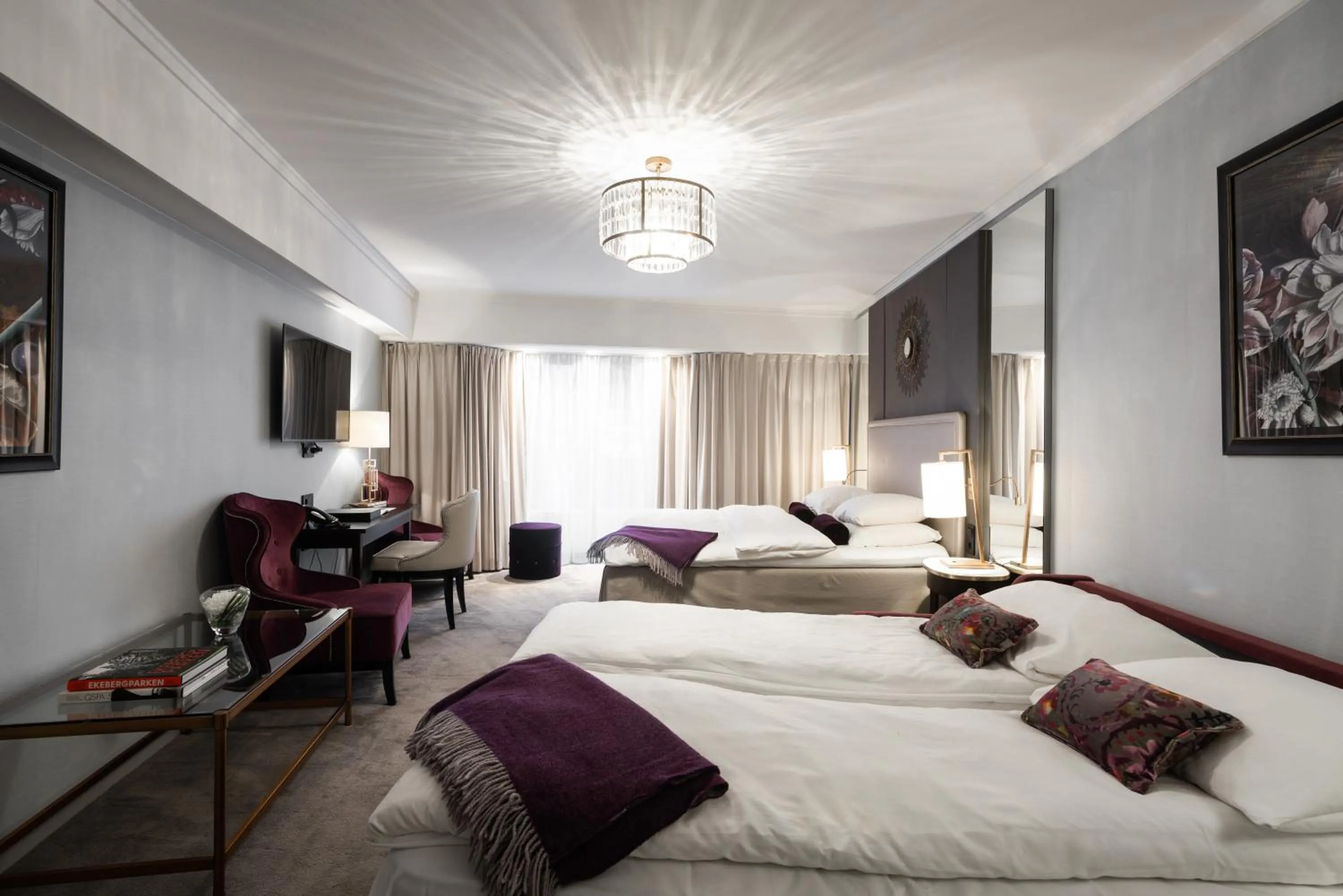 Communal lounge/ TV room, Bed in Grand Hotel Oslo