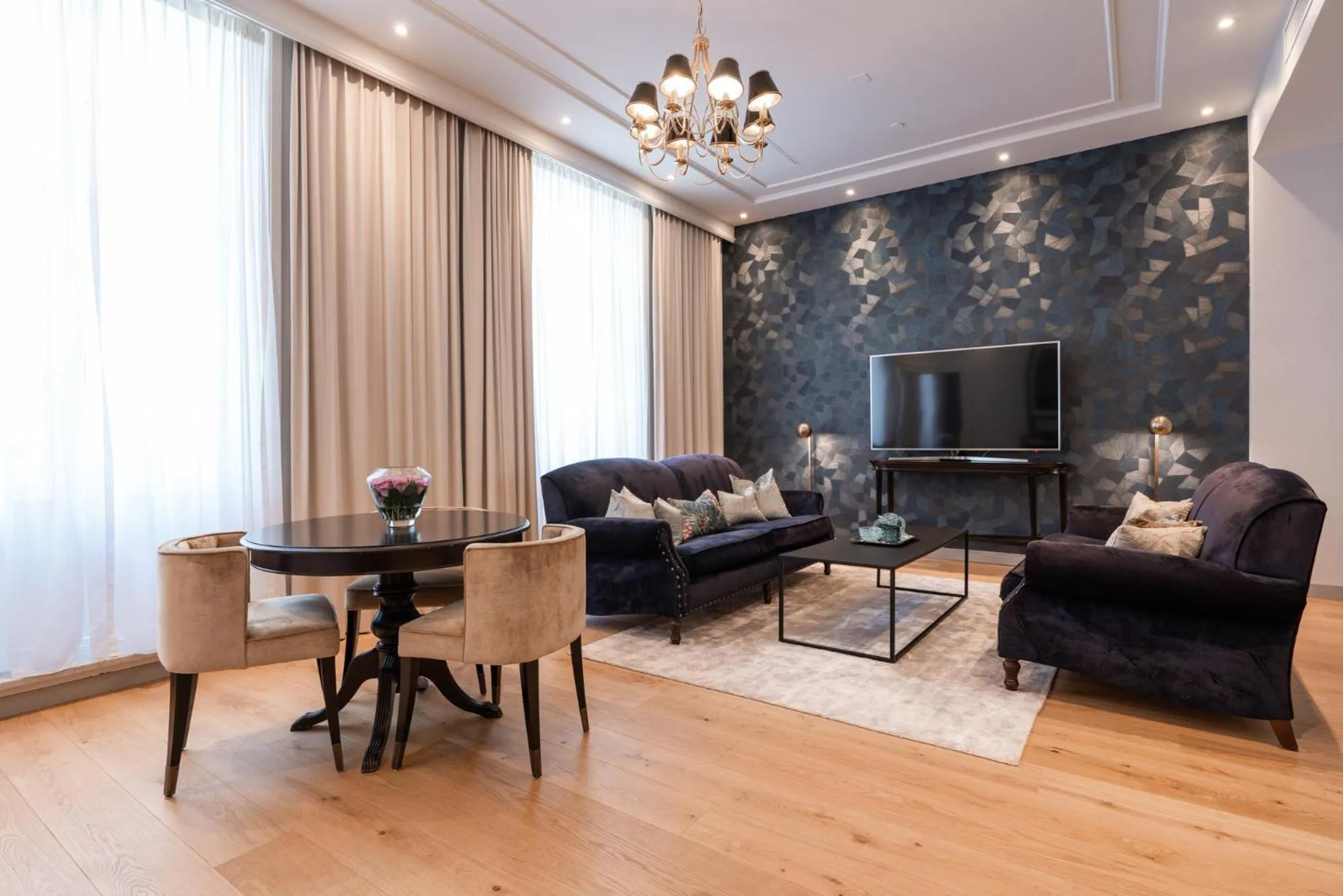 Communal lounge/ TV room in Grand Hotel Oslo