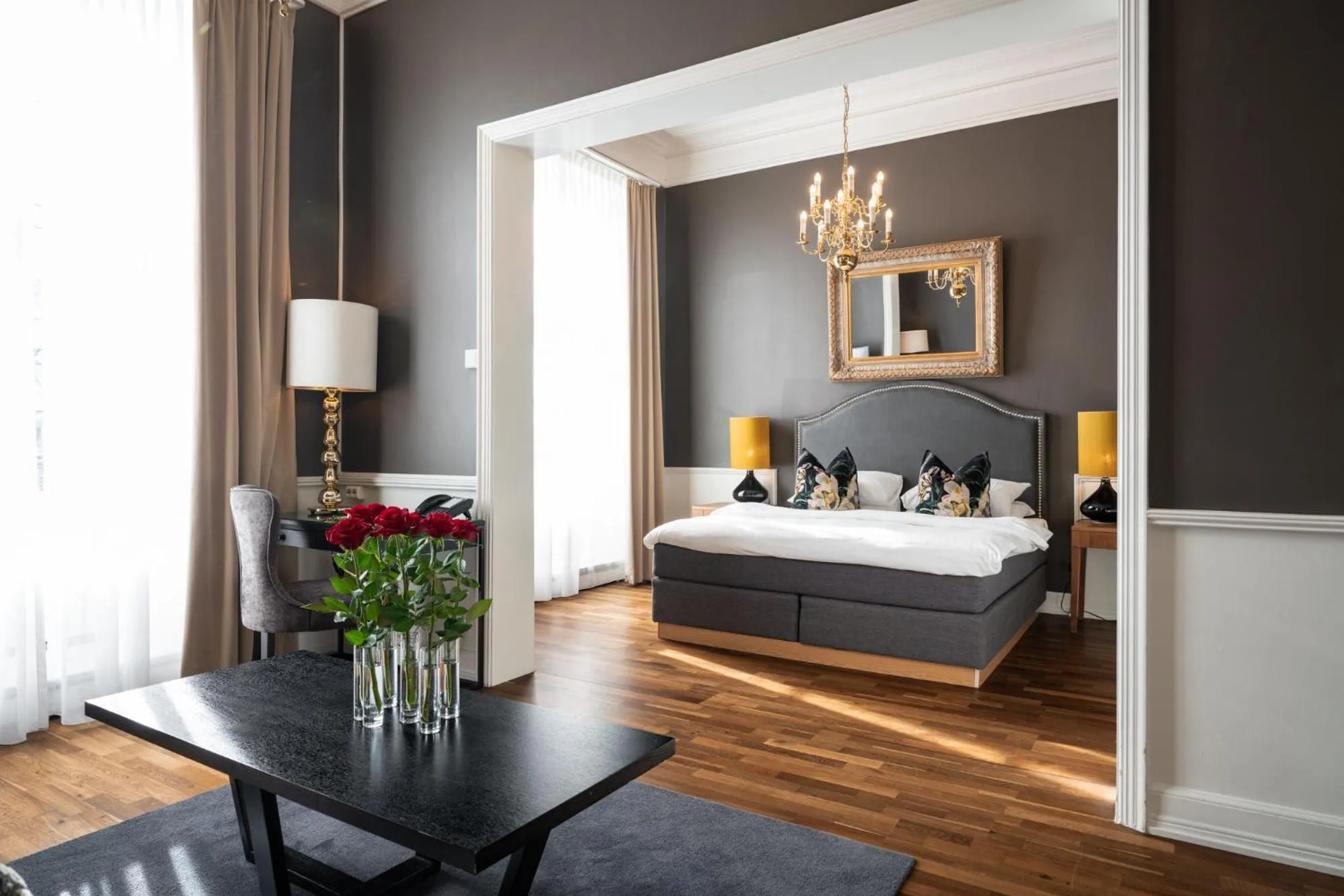 Communal lounge/ TV room, Bed in Grand Hotel Oslo