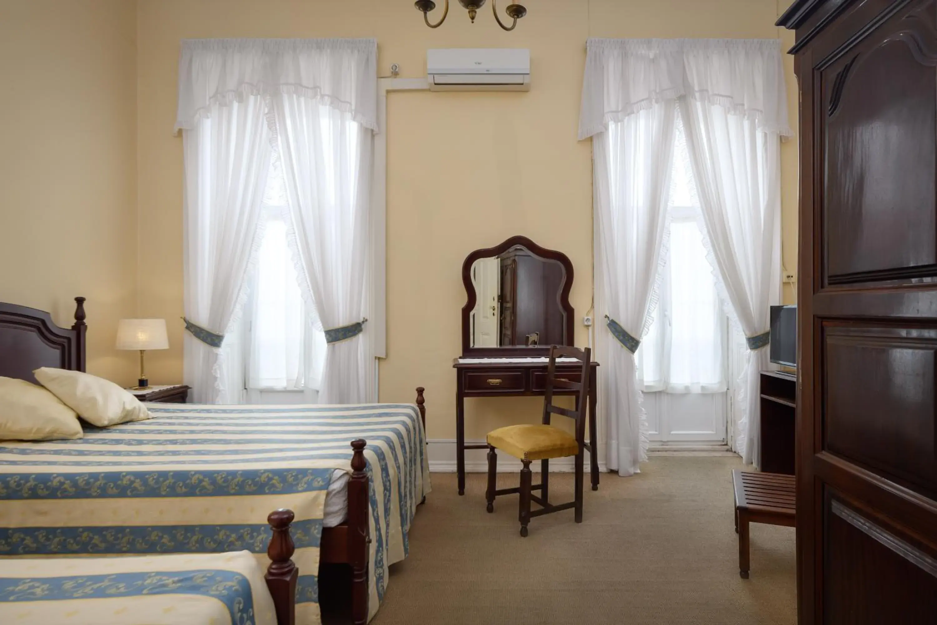 Triple Room with Private Bathroom in Pensão Londres Triple Room with Private Bathroom in Pensão Londres