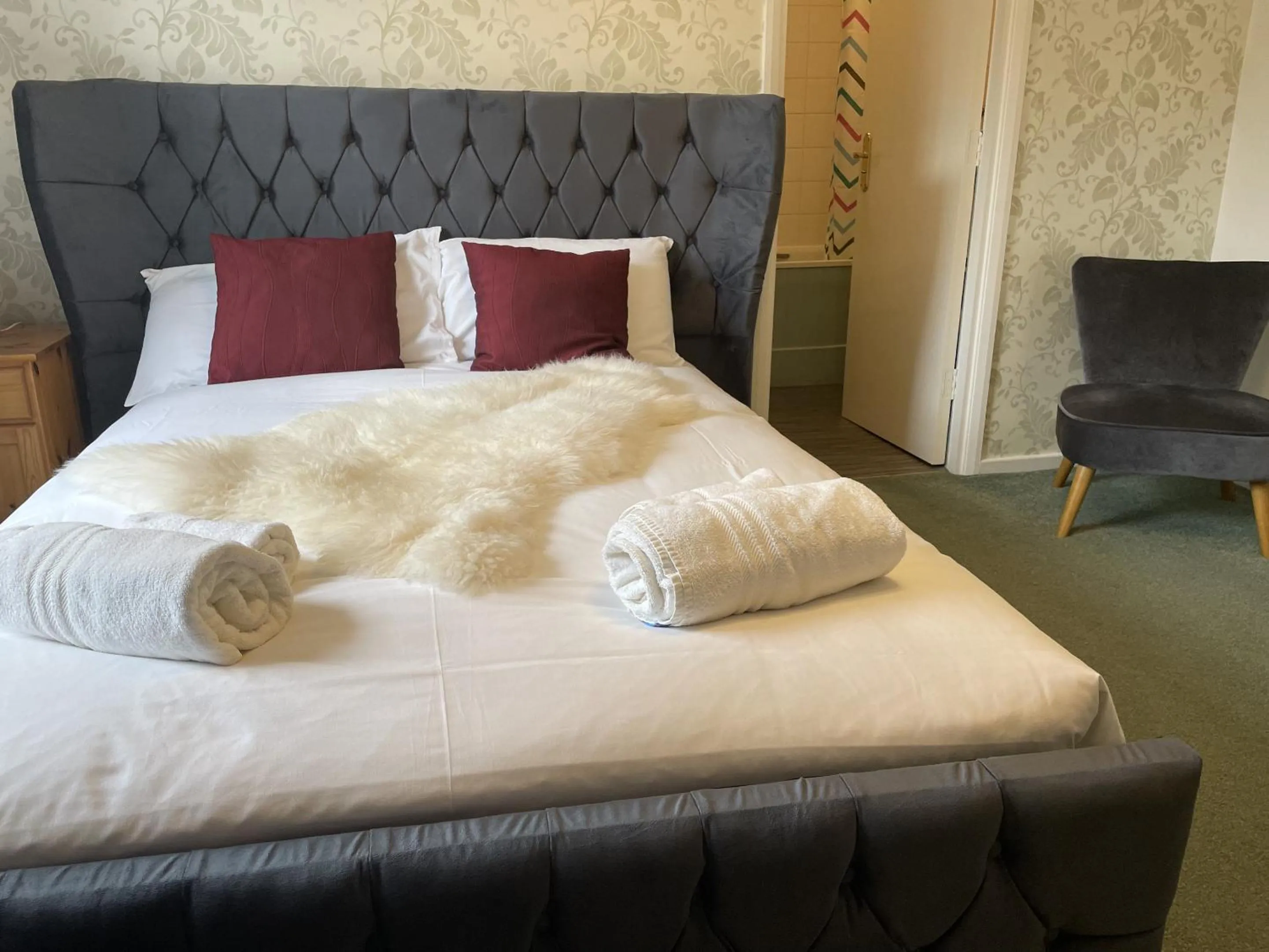 Bathroom, Bed in The Sun Inn