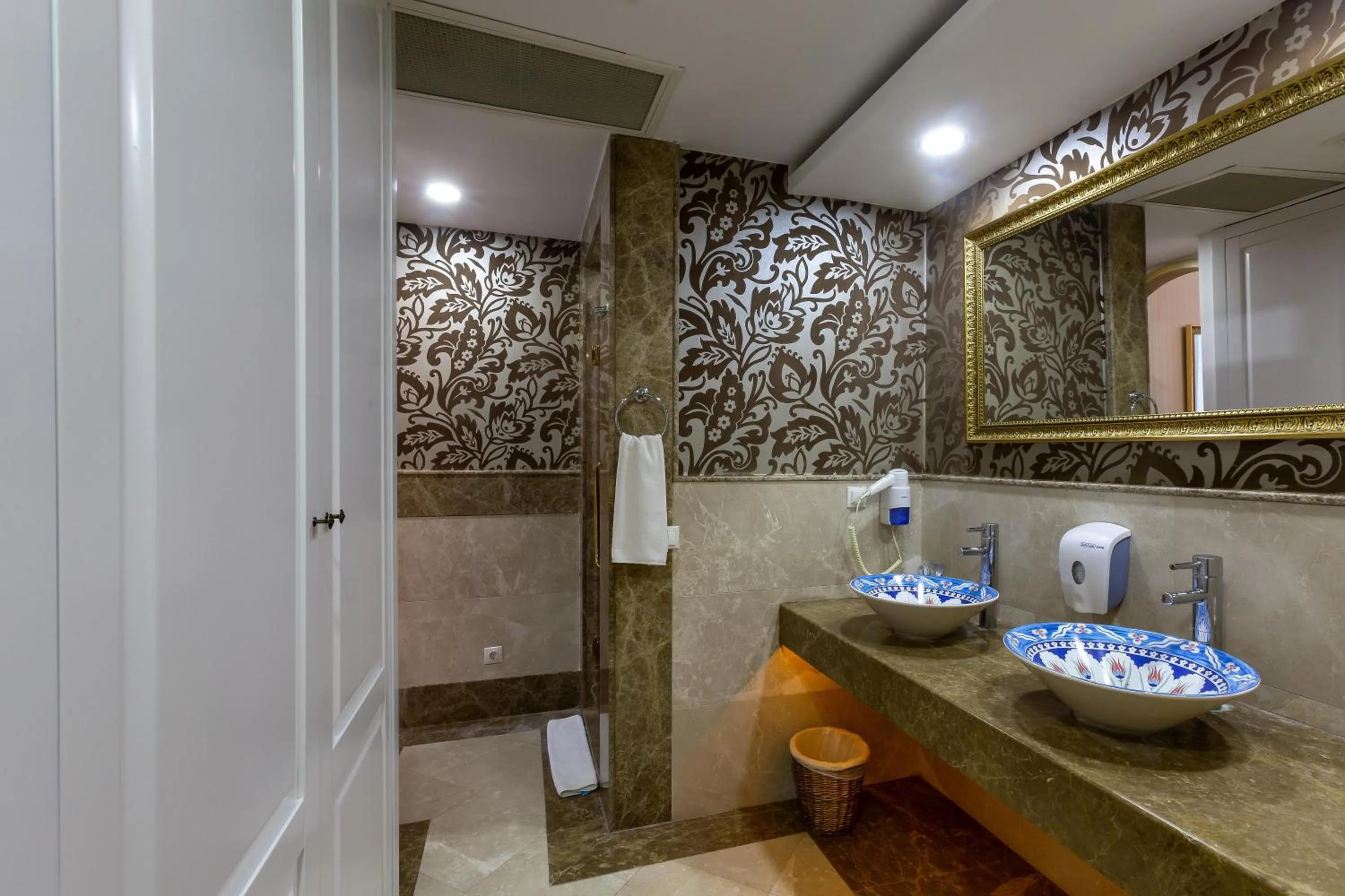 Shower in Sianji Well-Being Resort