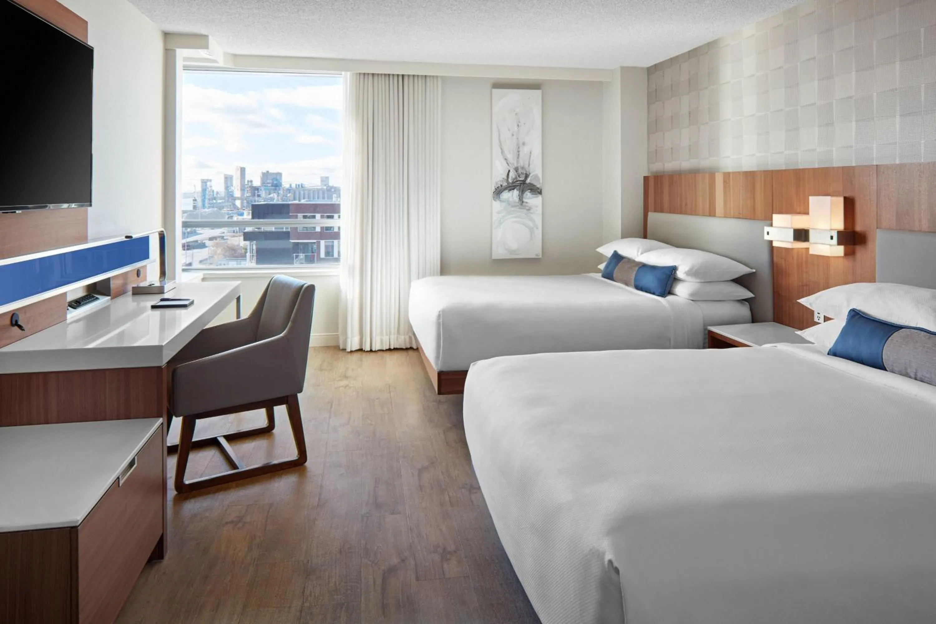 Photo of the whole room, Bed in Delta Hotels by Marriott Trois Rivieres Conference Centre