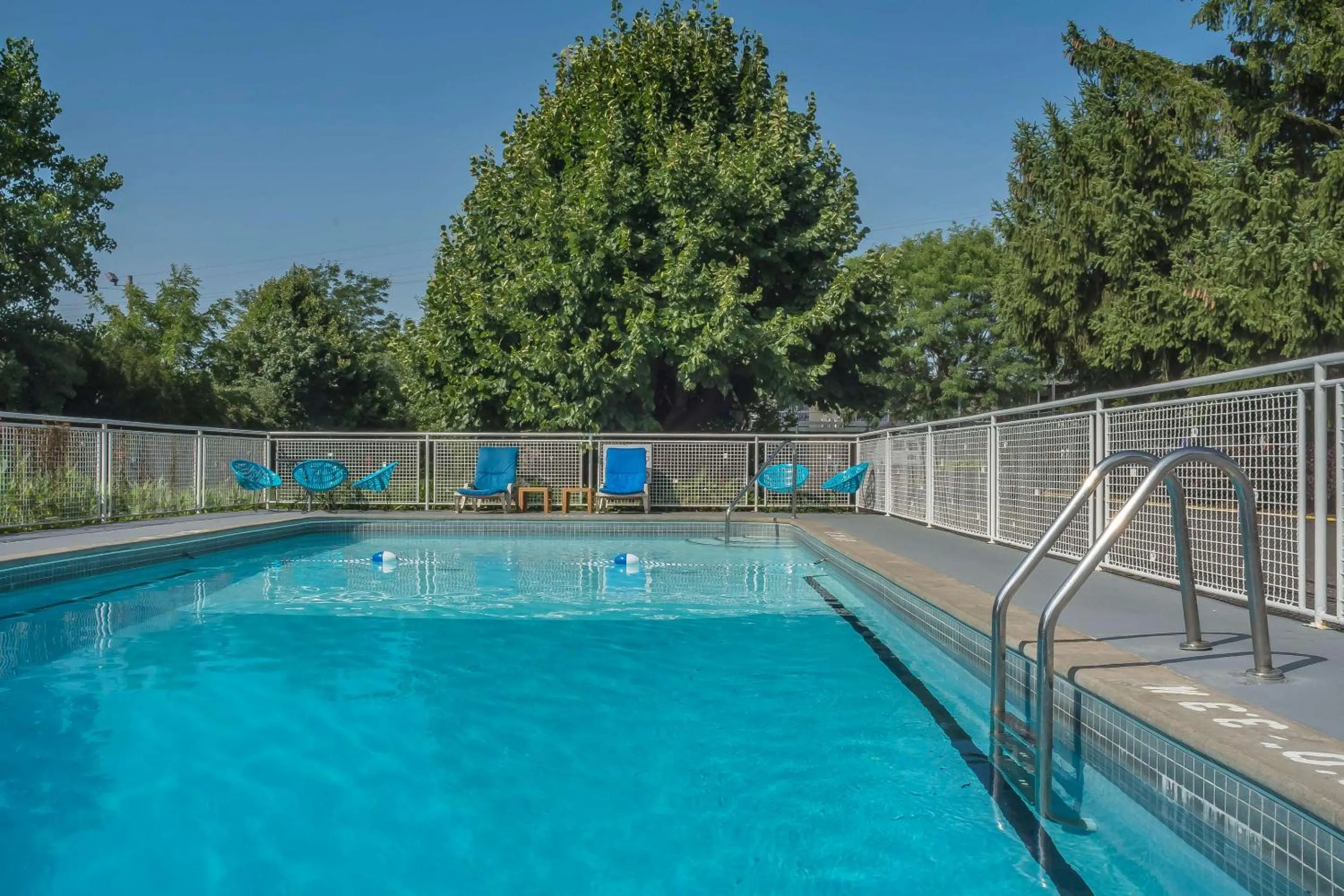 Swimming pool in Rodeway Inn Fallsview