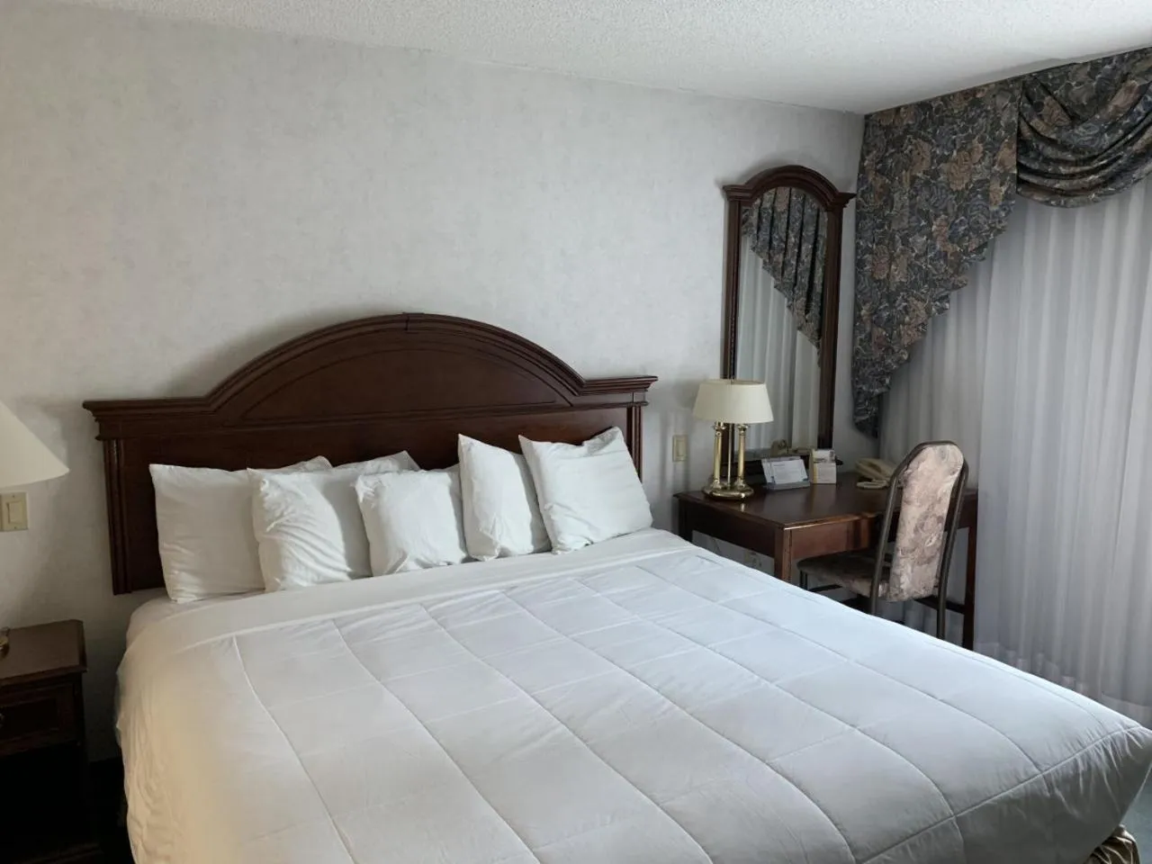 Bed in Rodeway Inn Fallsview