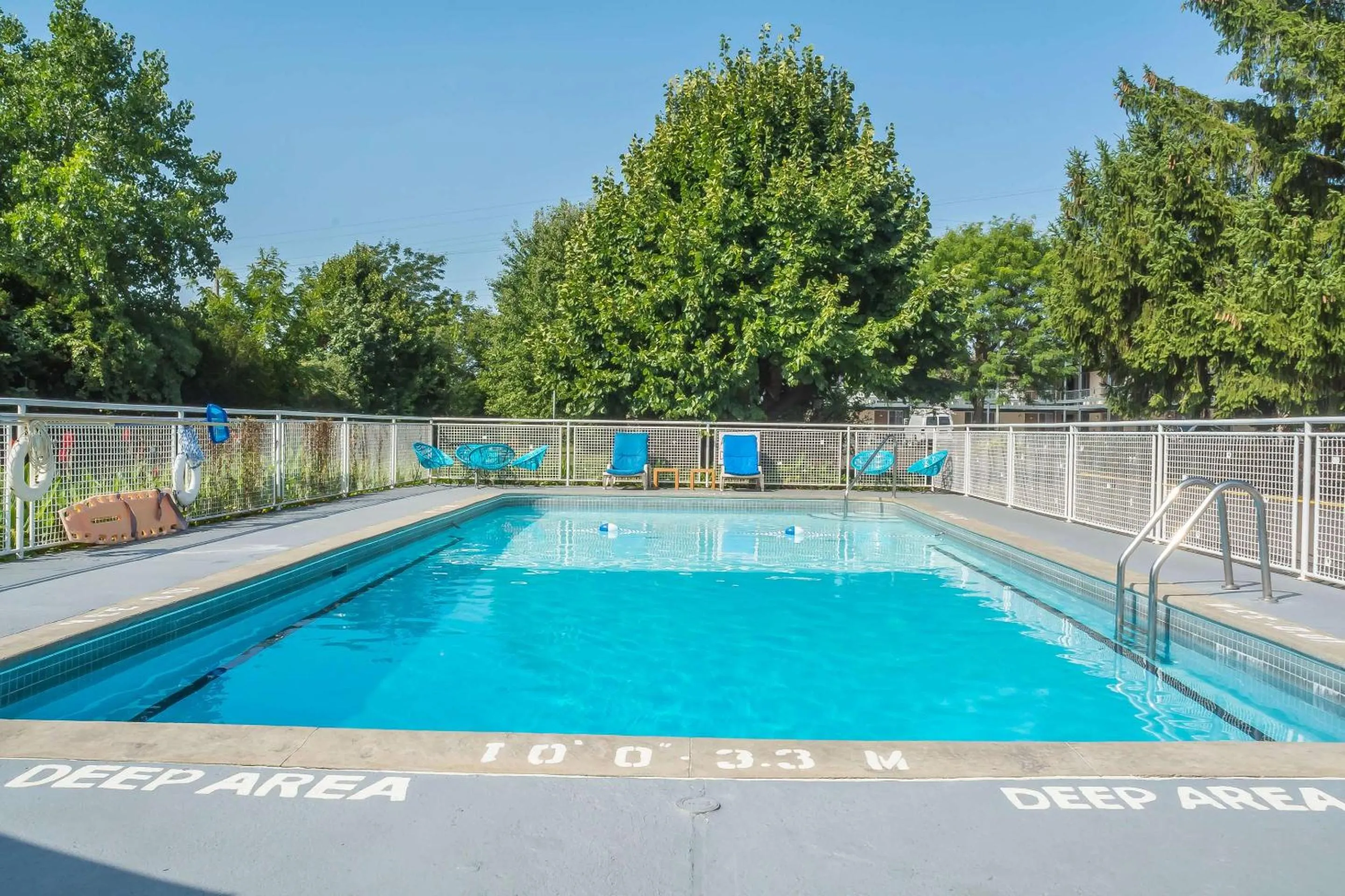 Swimming pool in Rodeway Inn Fallsview