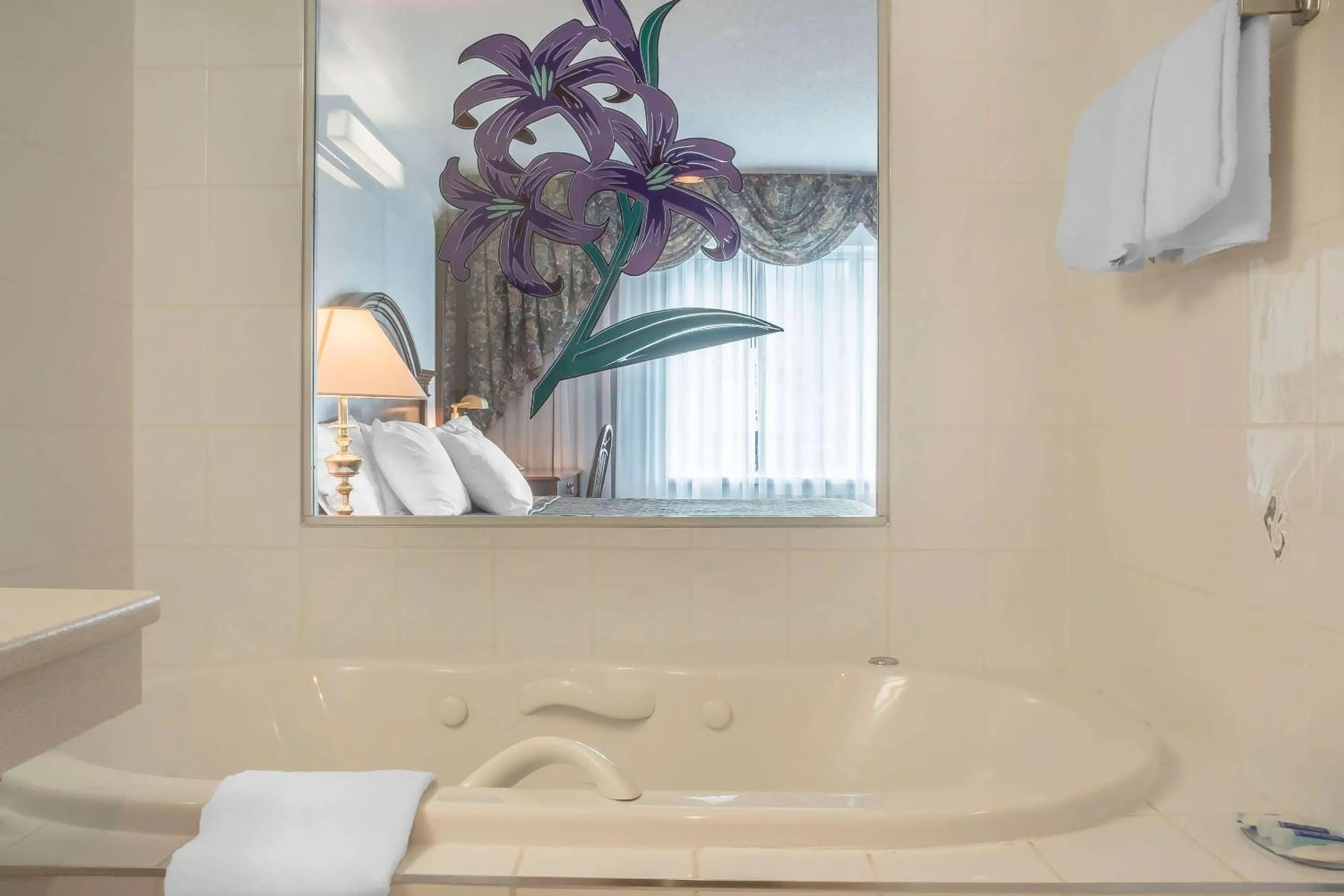 Bedroom in Rodeway Inn Fallsview