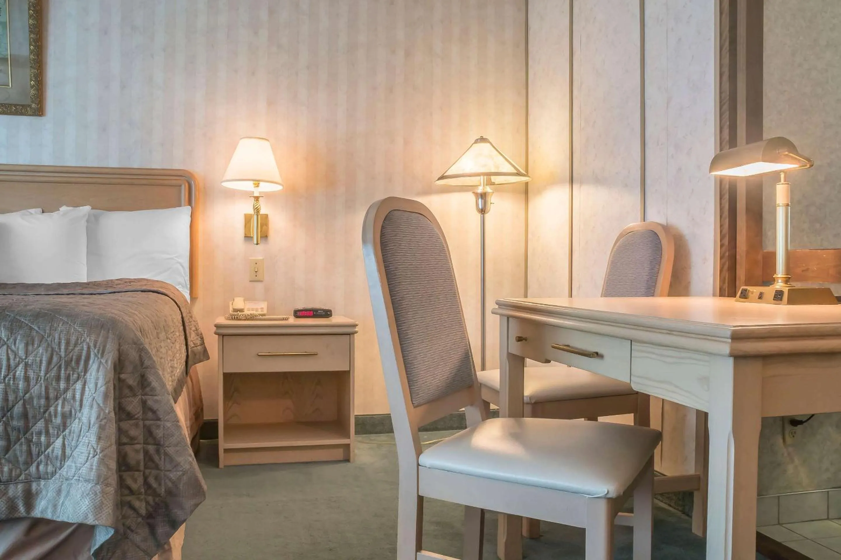 Bedroom in Rodeway Inn Fallsview