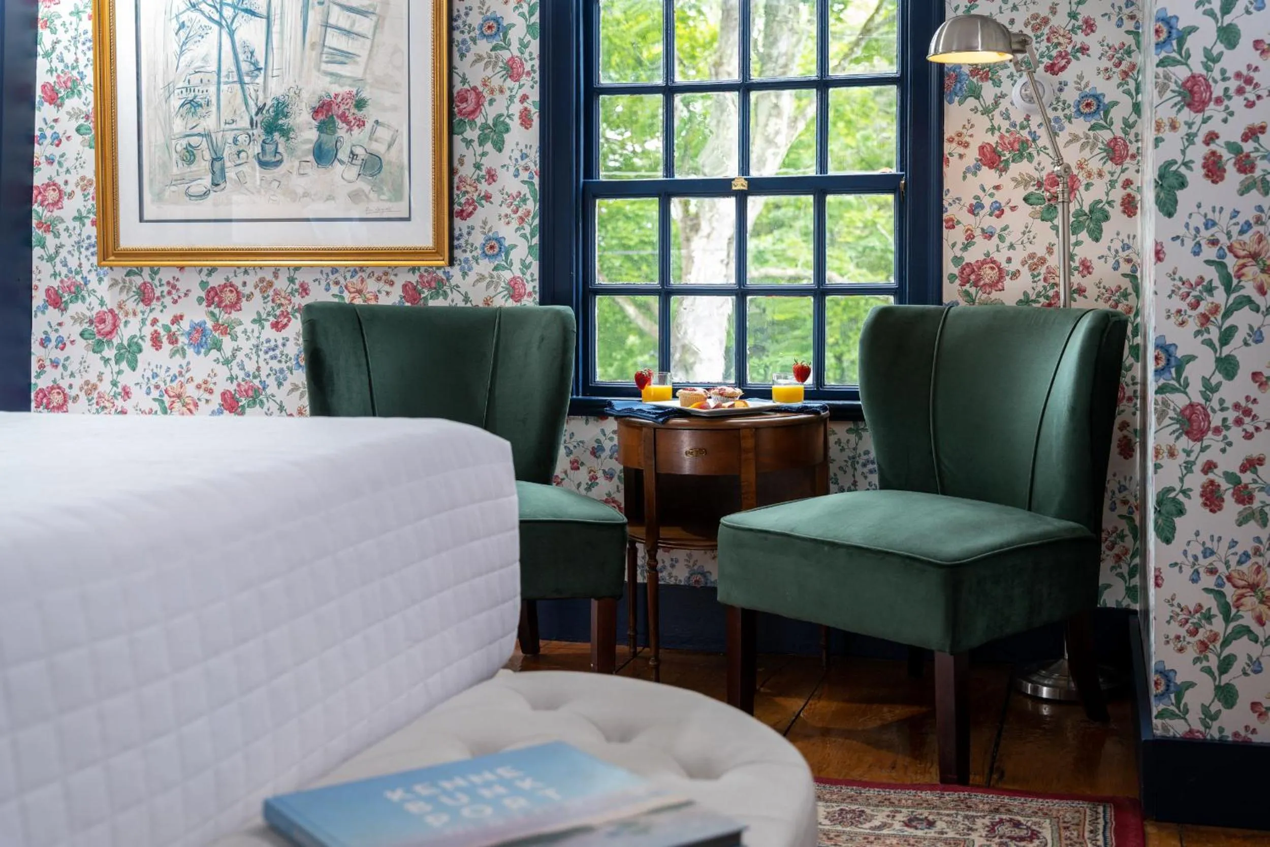 Seating area, Bed in Waldo Emerson Inn