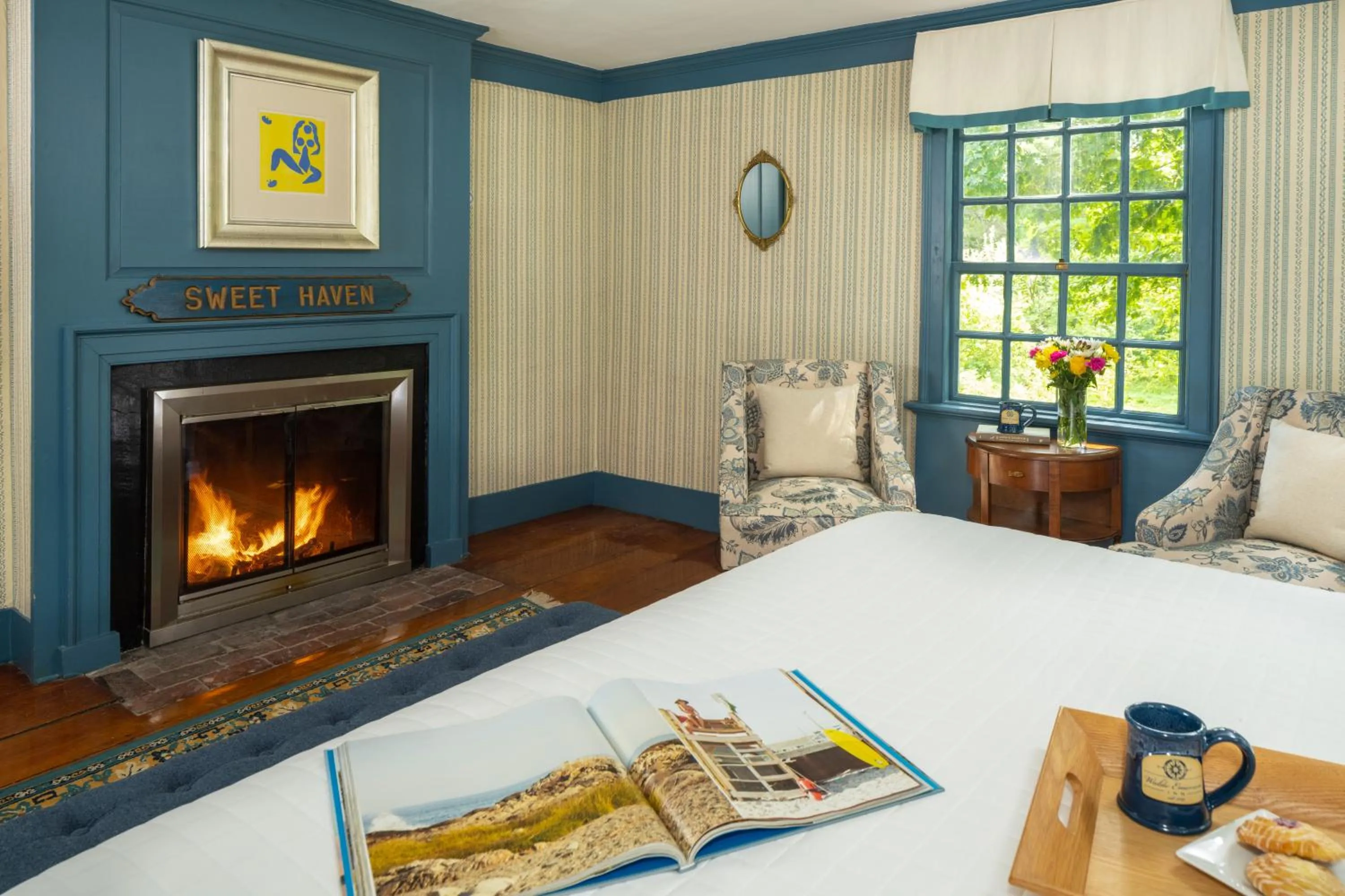 View (from property/room), Bed in Waldo Emerson Inn