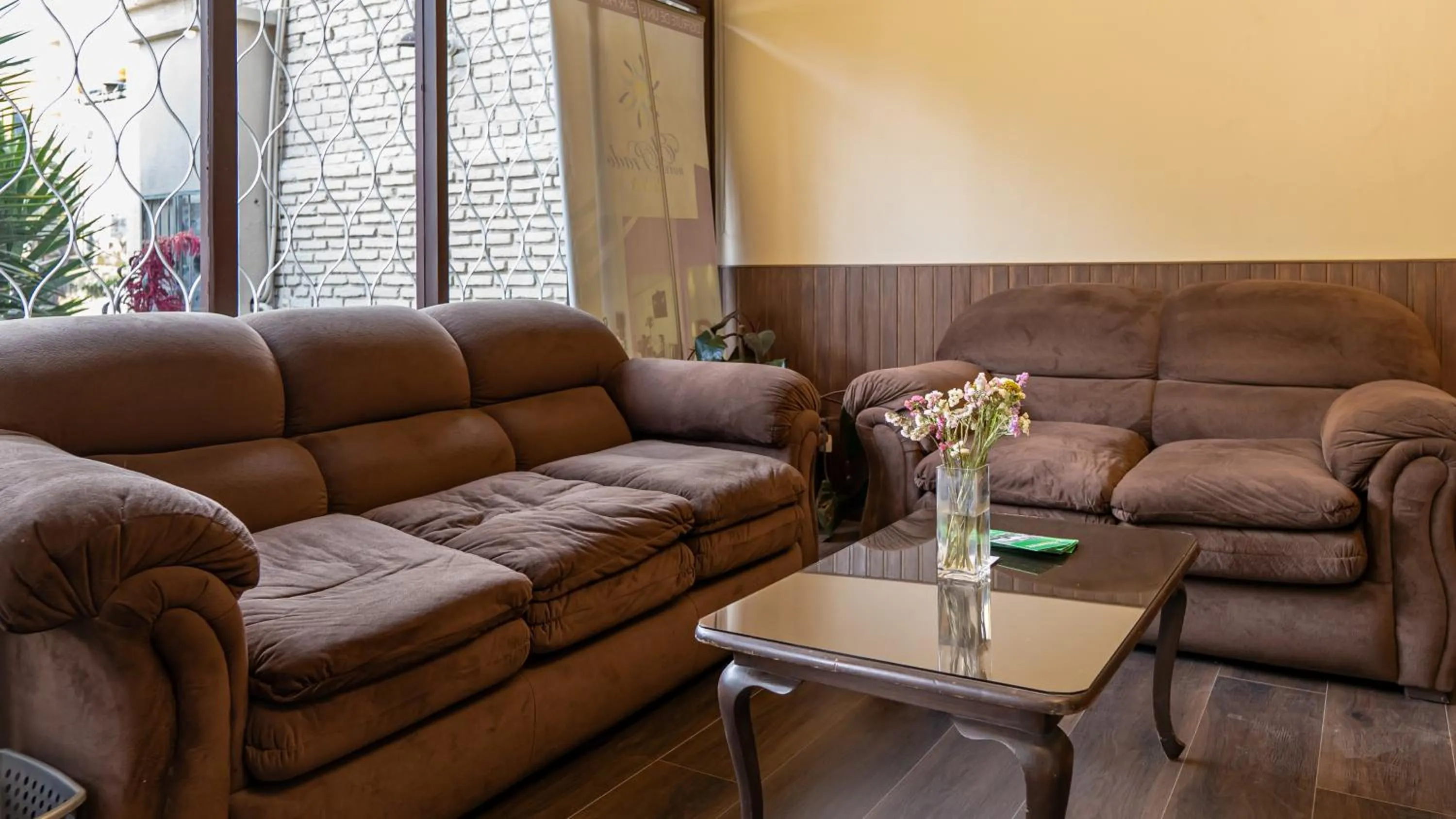 Living room in El Prado Hotel