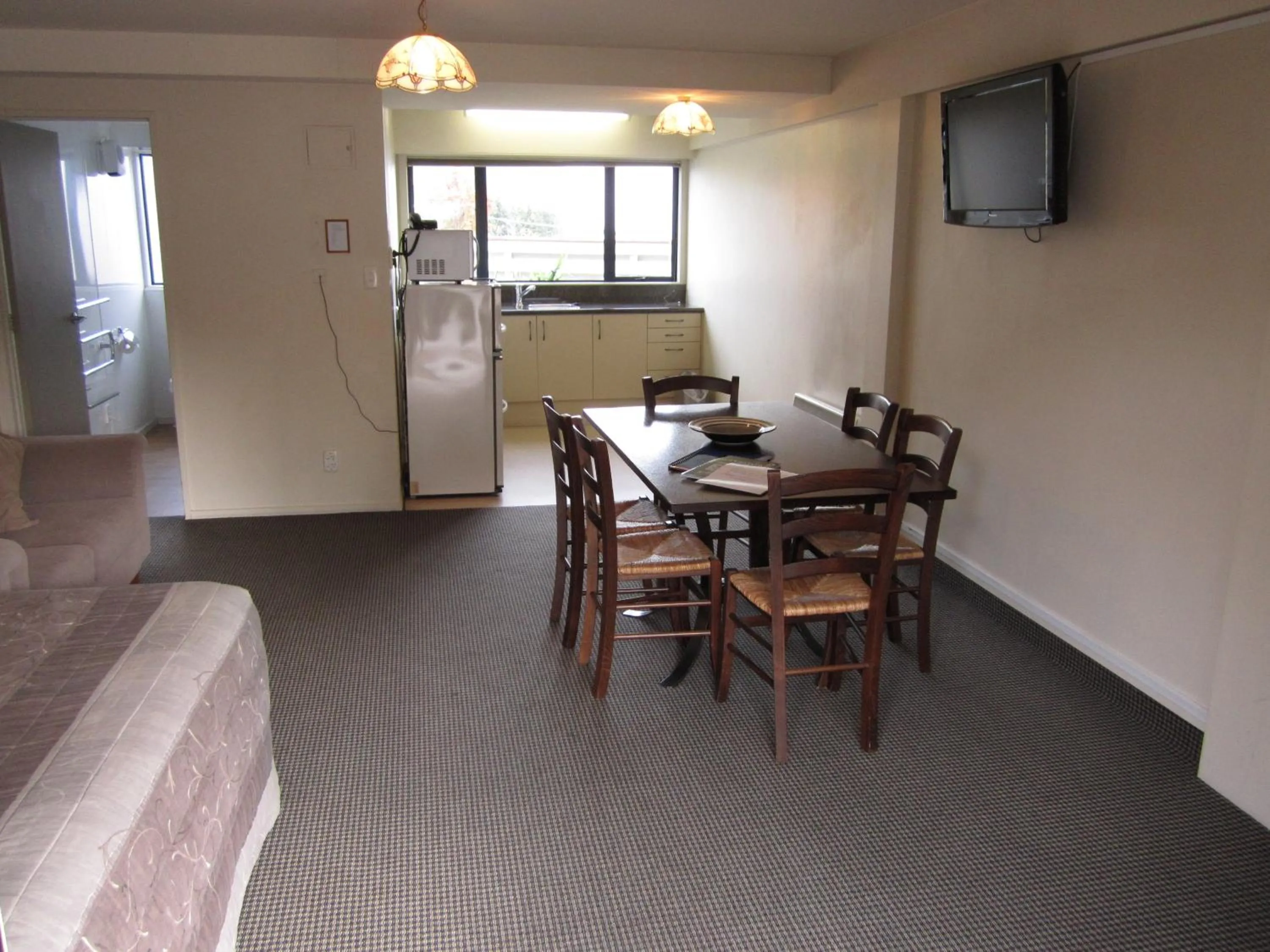 Kitchen or kitchenette in Four Seasons Motel