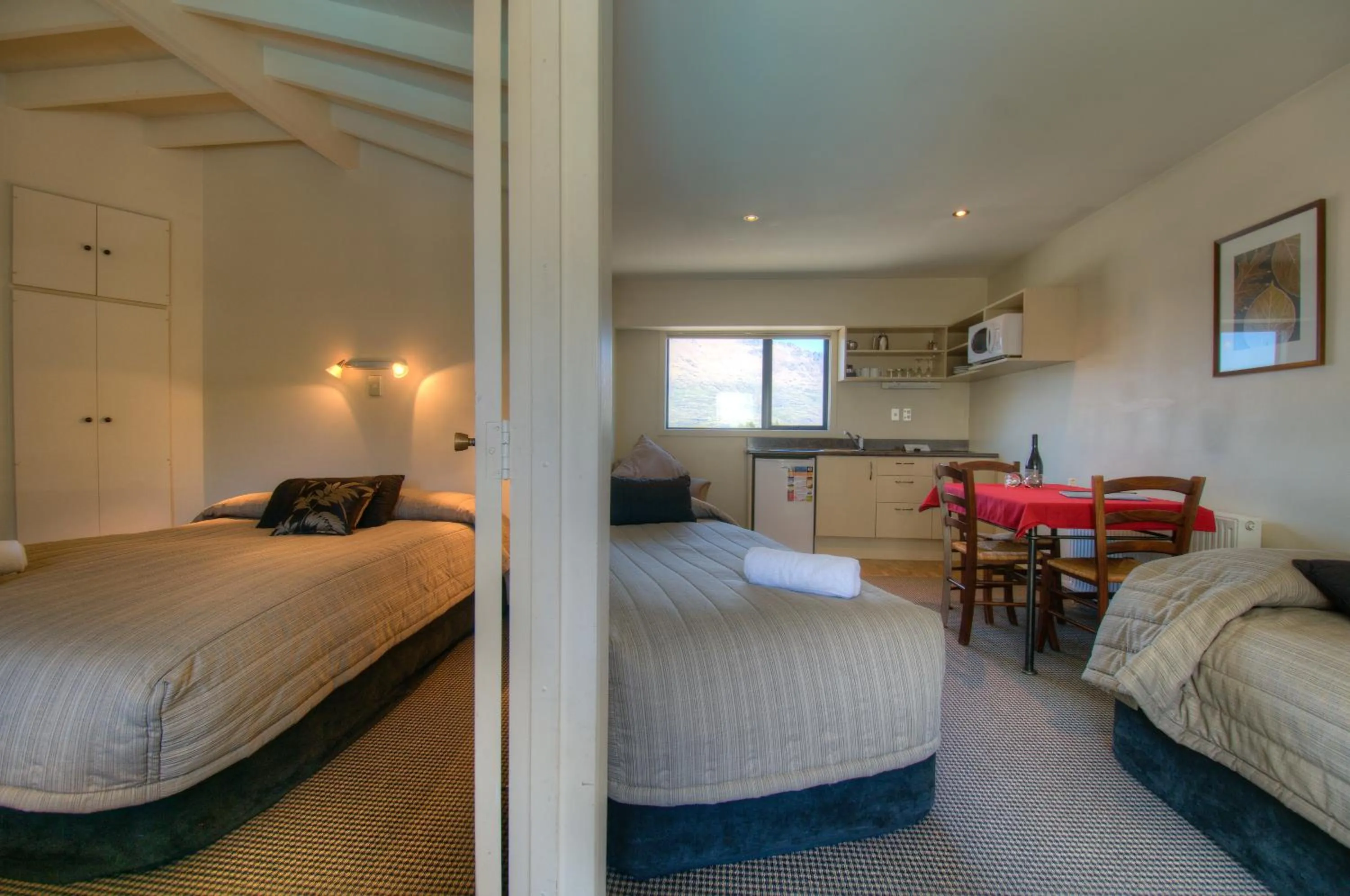 Photo of the whole room, Bed in Four Seasons Motel