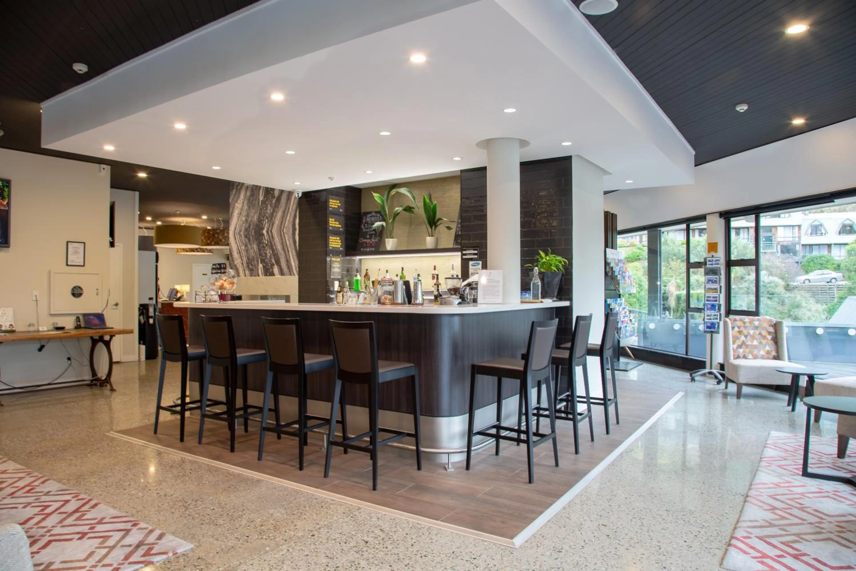 Lounge or bar in Holiday Inn Queenstown Frankton Road by IHG