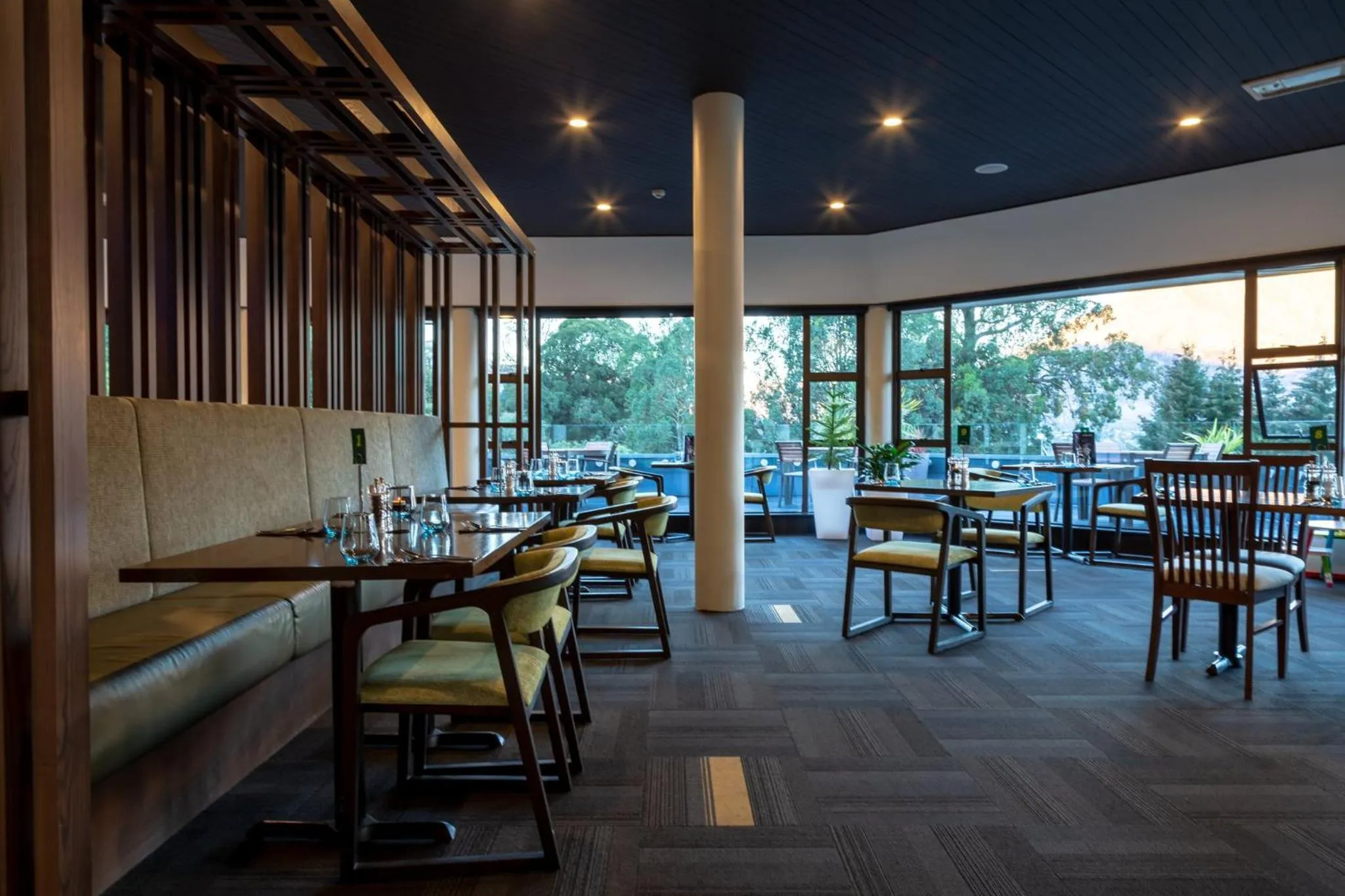 Restaurant/places to eat in Holiday Inn Queenstown Frankton Road by IHG